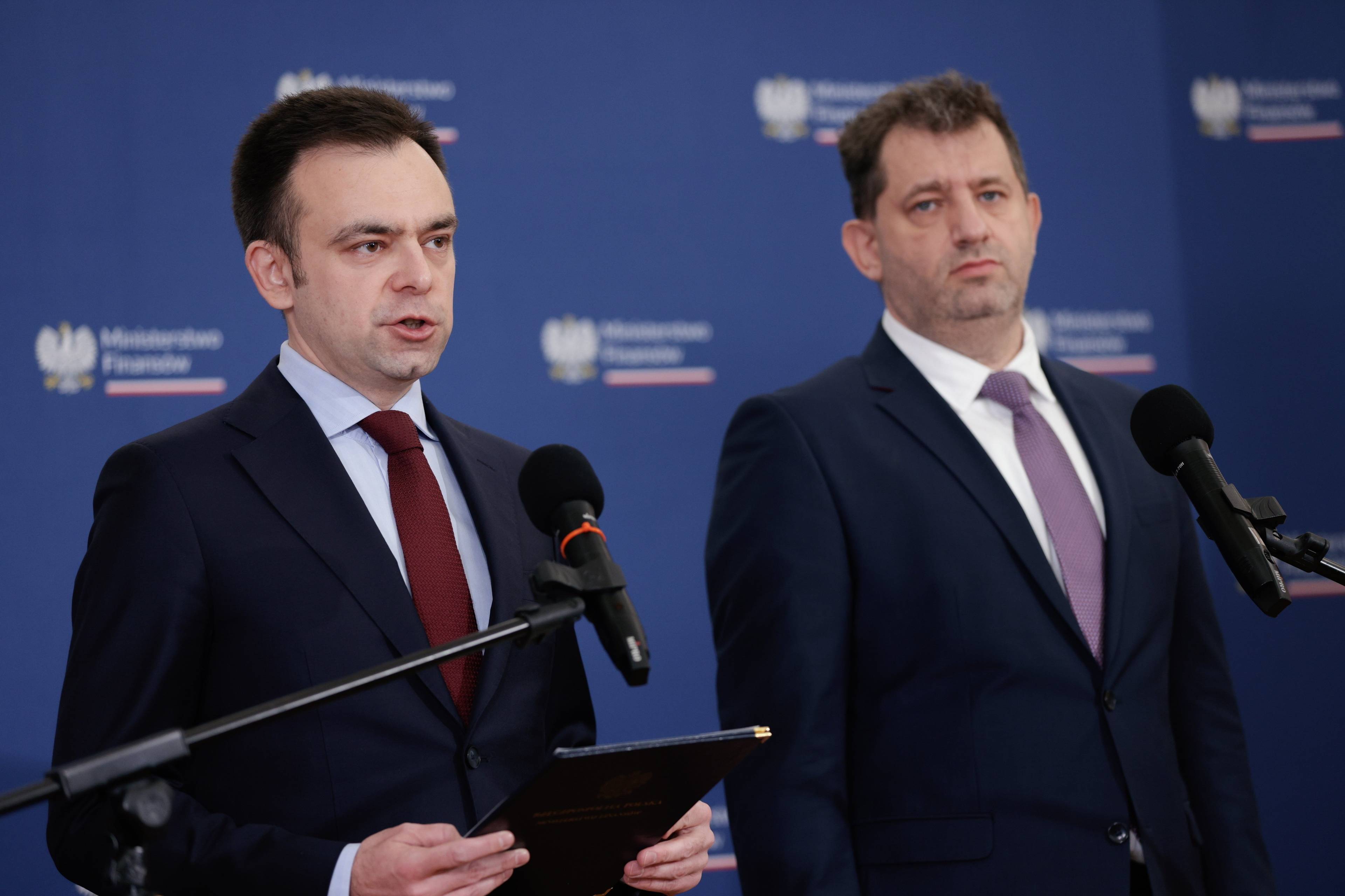 Minister finansów Andrzej Domański na konferencji prasowej przemawia do mikrofonu