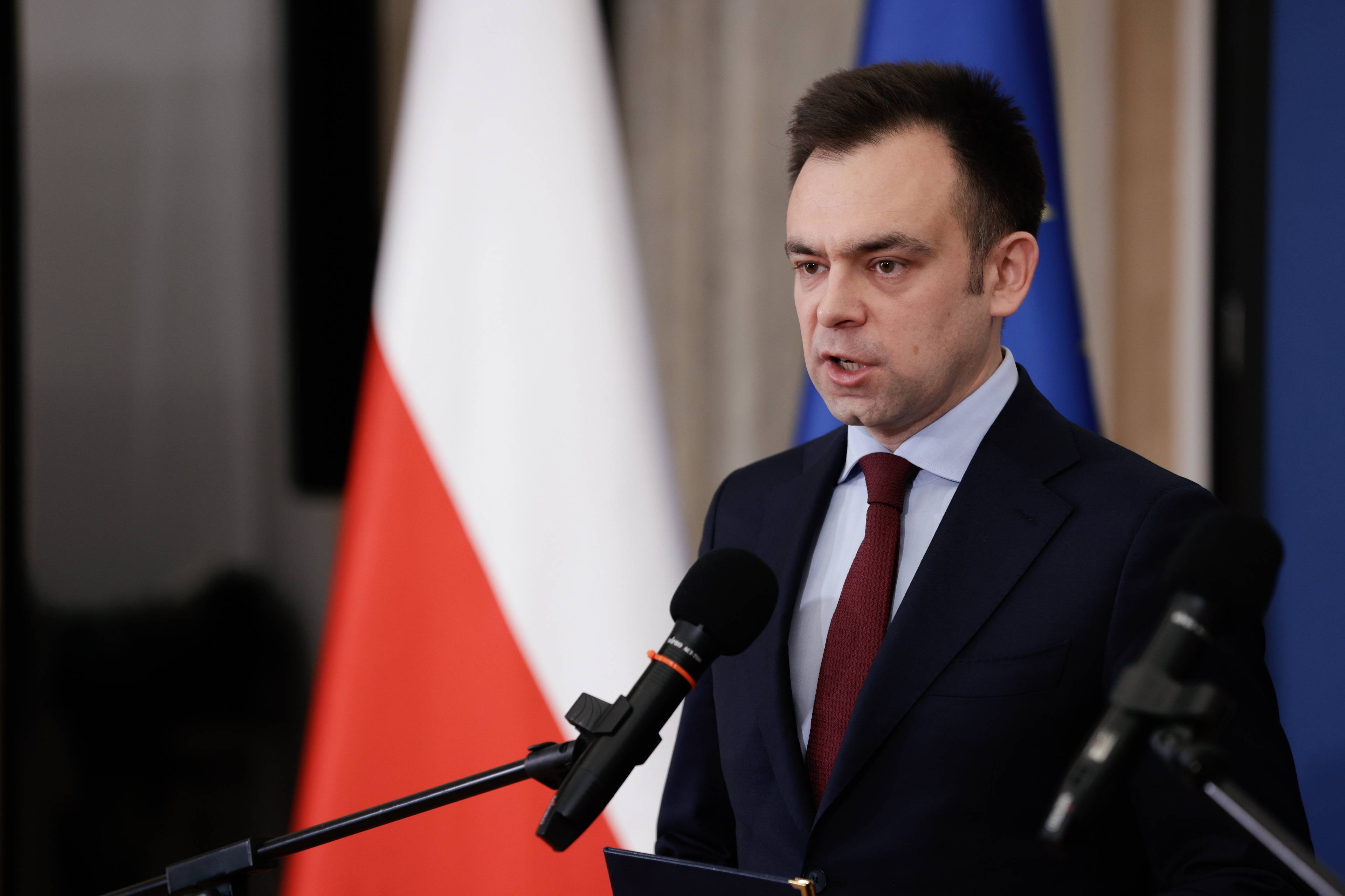 Minister Finansów Andrzej Domański wypowiada się do mikrofonu podczas konferencji prasowej