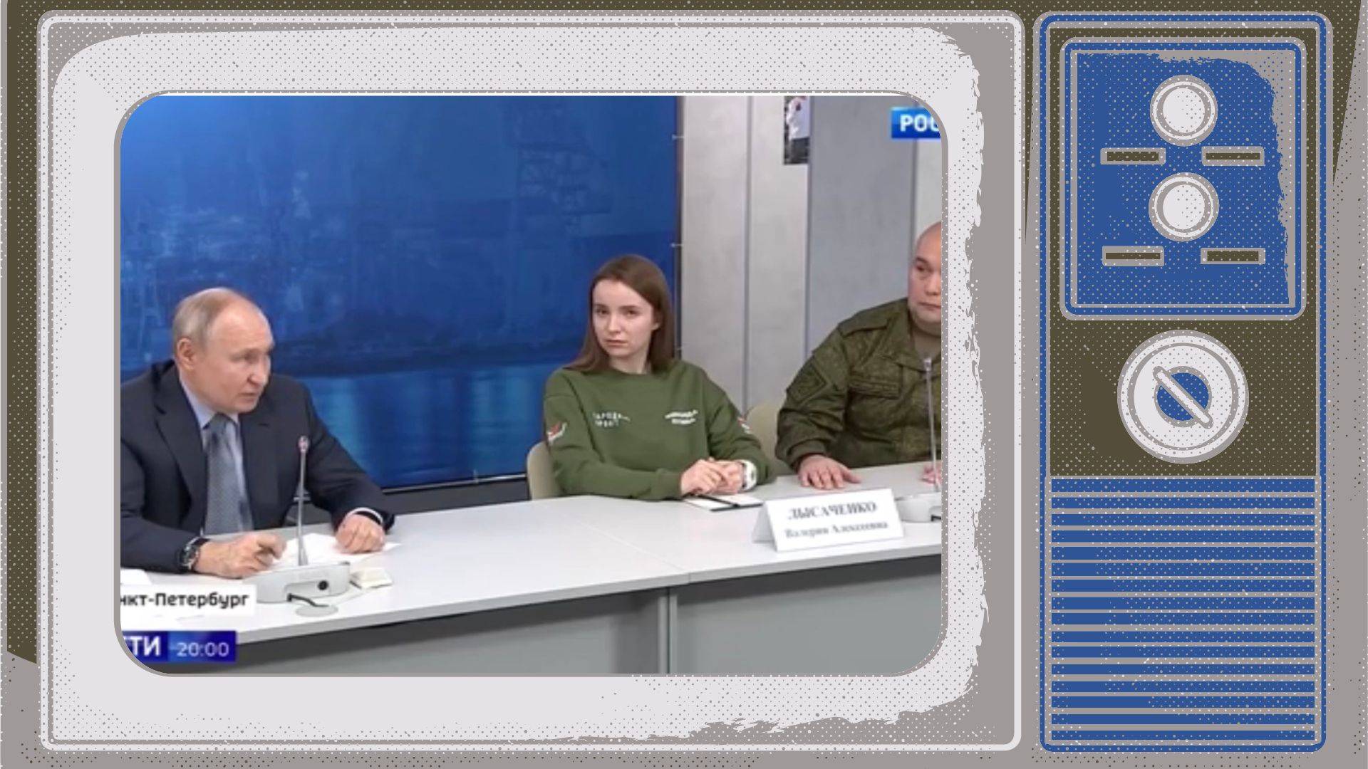 Grafika. W ramce starego telewizora zdjęcie Putina siedzącego przy stole z młodymi ludźmi w mundurach