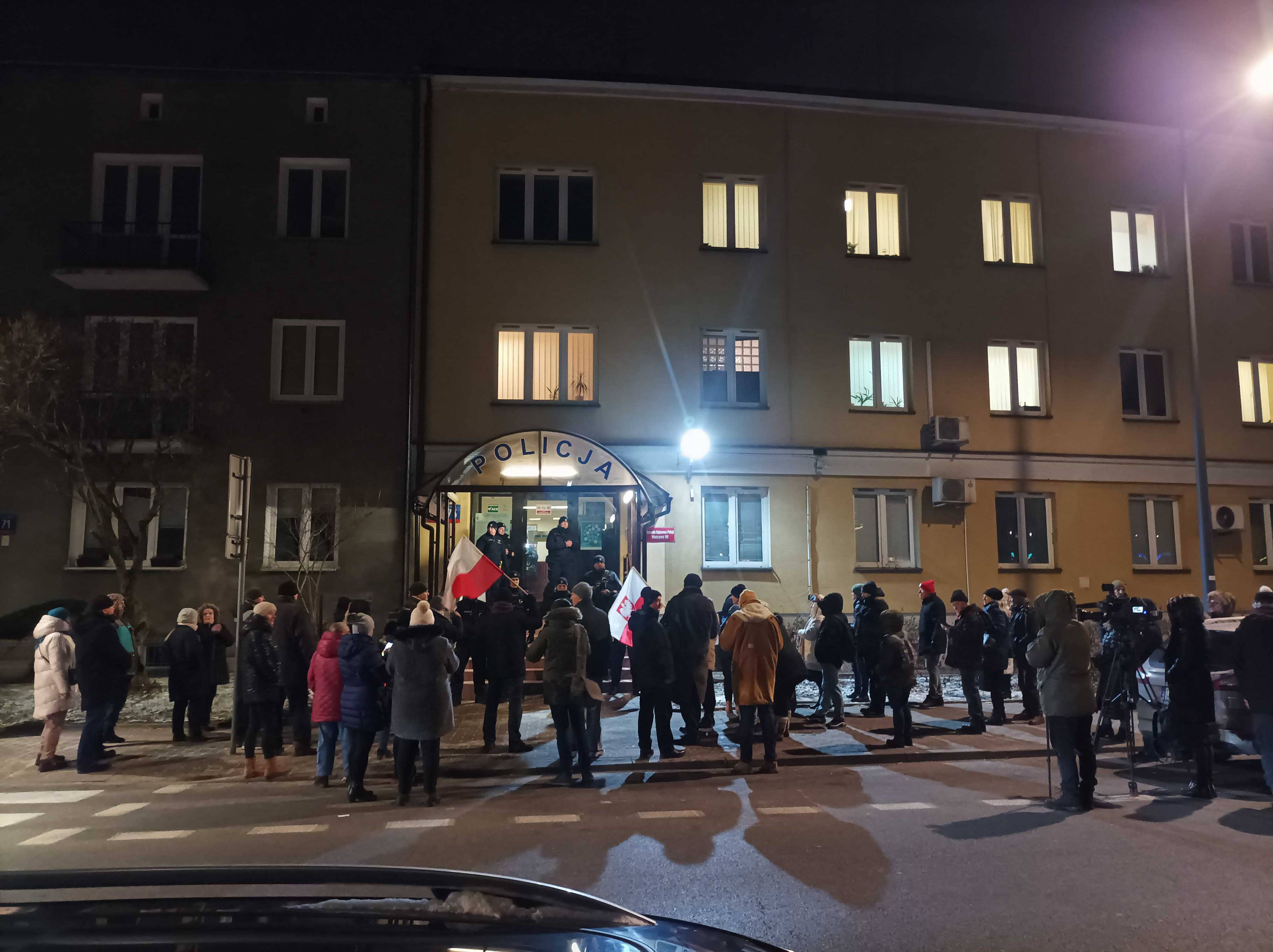 Demonstracja pod komendą na ul. Grenadierów, gdzie przebywają Kamiński i Wąsik