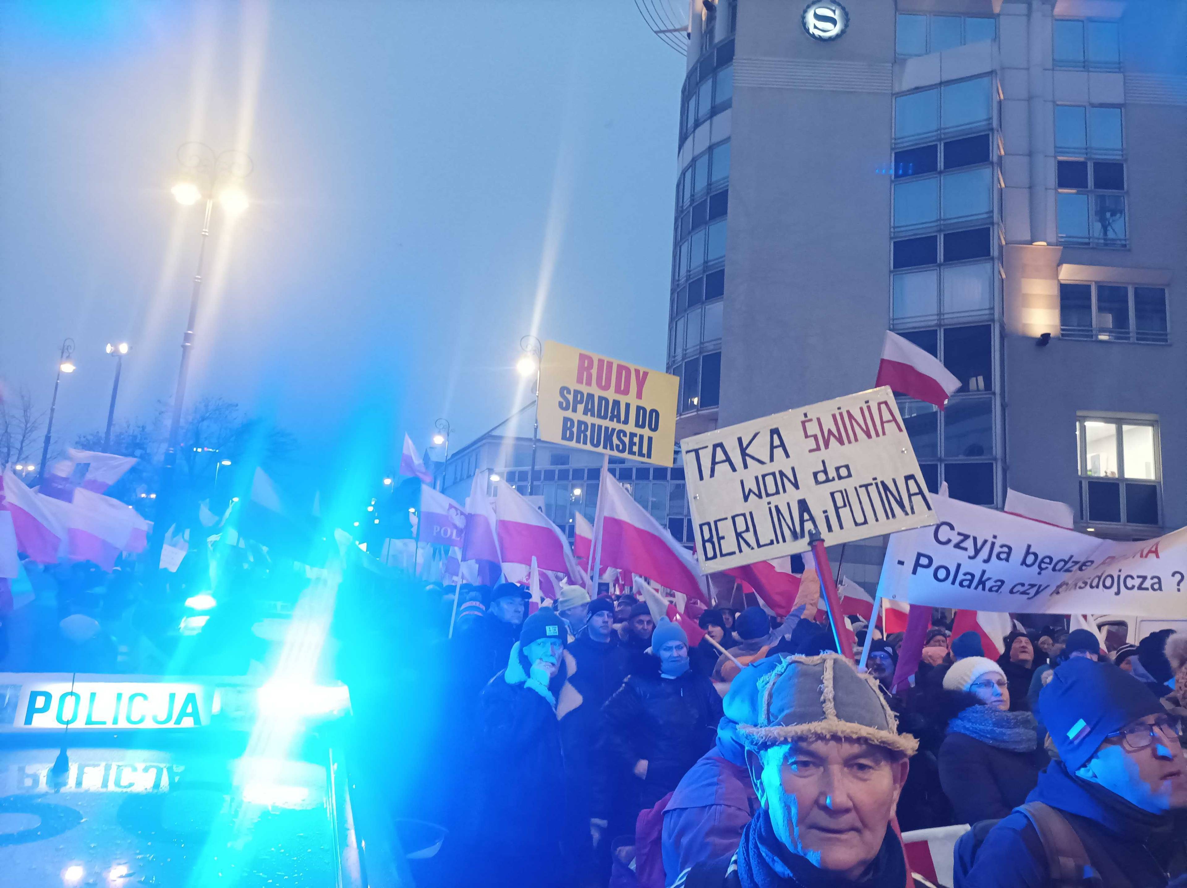 Uczestnicy marszu zwolenników PiS w Warszawie 11 stycznia 2024