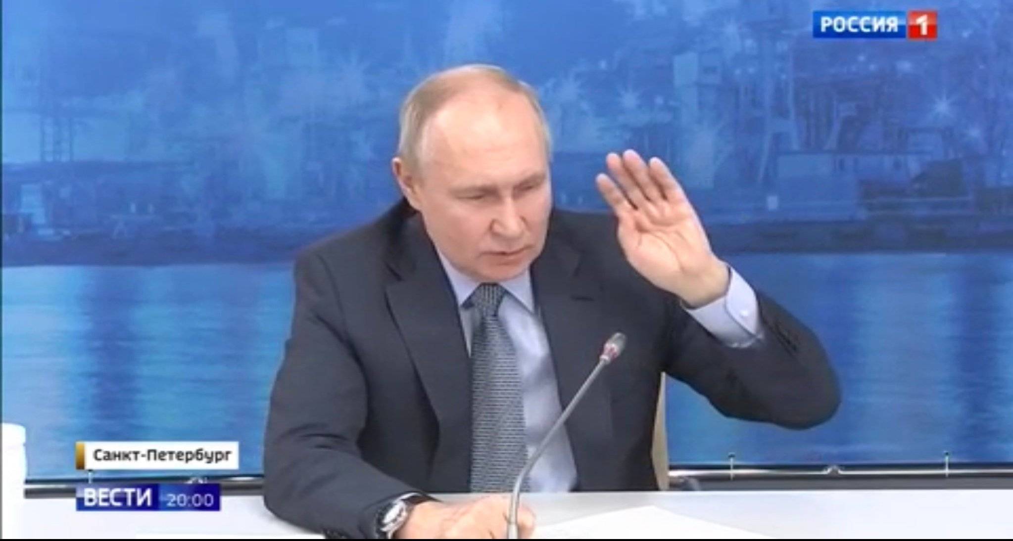 Putin podnosi rękę