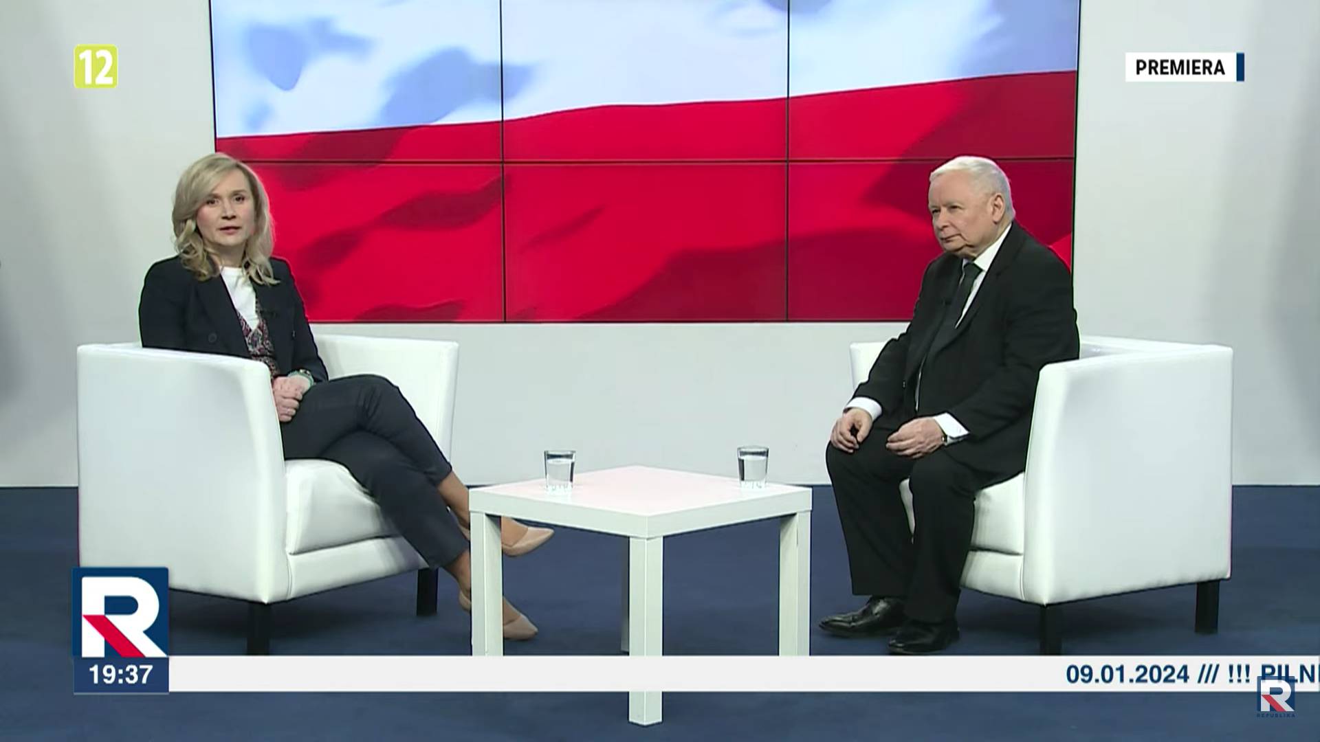 Jarosław kaczyński udziela wywiadu w TV Repyblika. na ekranie napis "Premiera"