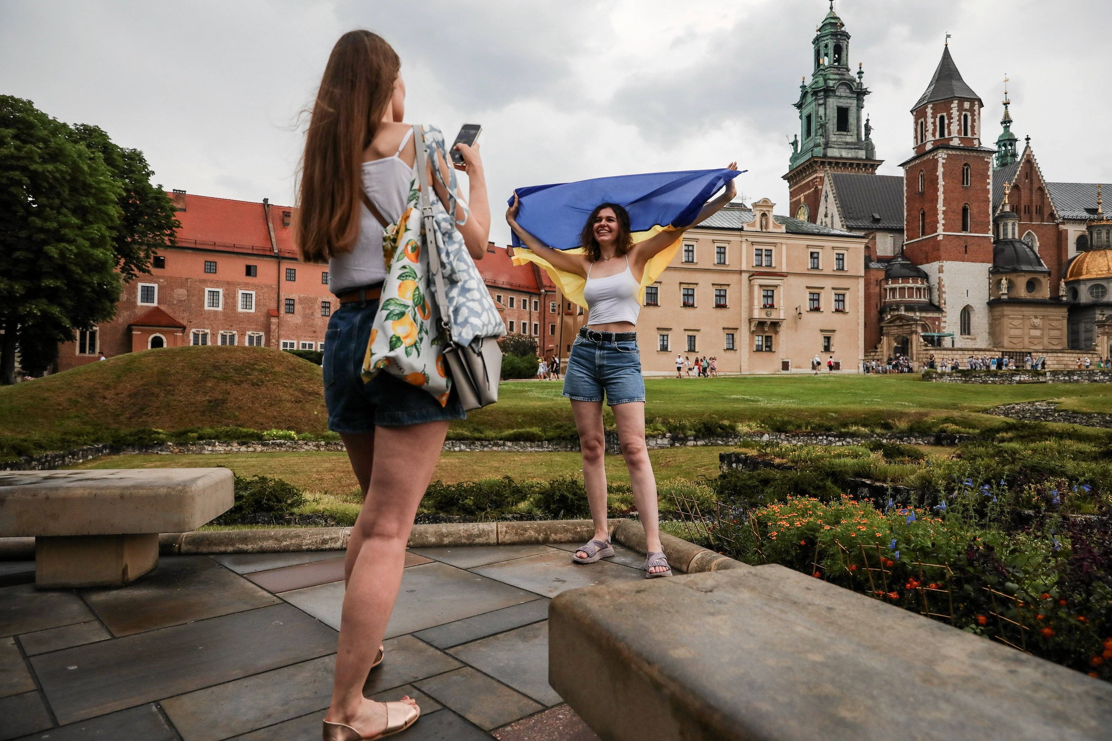 Dwie dziewczyny stoją na Wawelu z flagą Ukrainy
