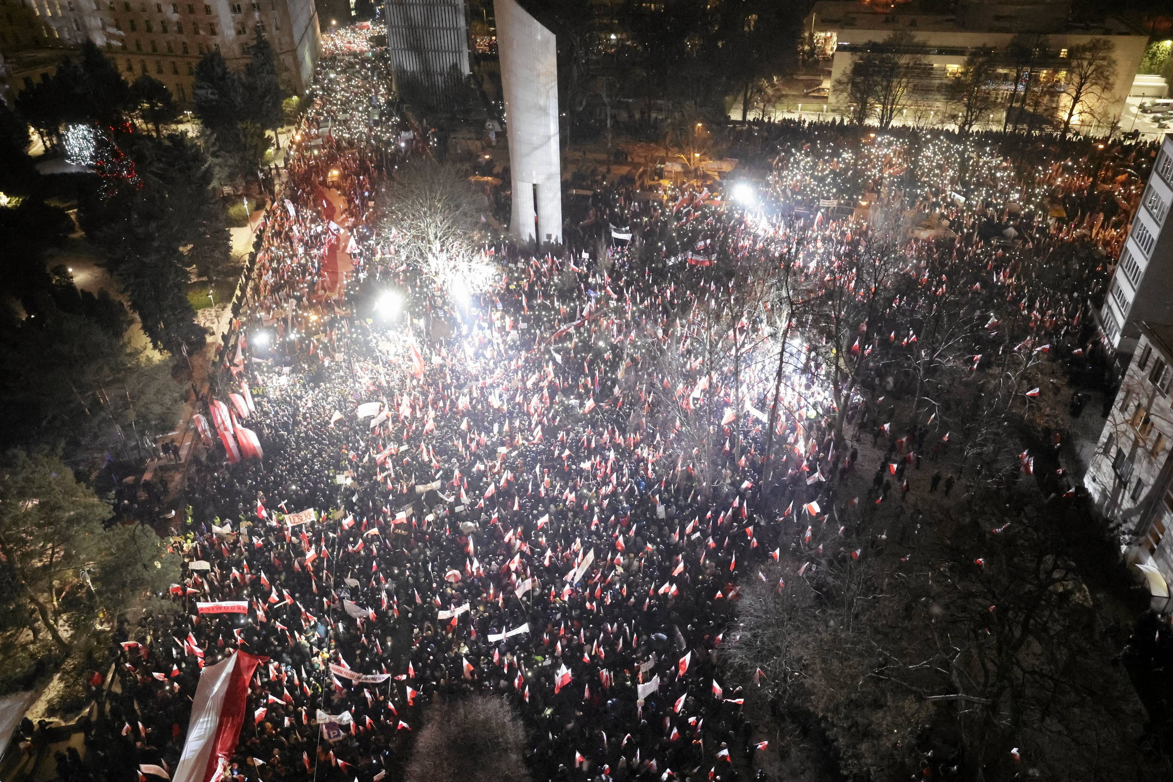 Uczestnicy protestu wolnych Polaków zorganizowanego przez PiS 11 stycznia 2024 w Warszawie widziani z lotu ptaka podczas "światełka dla polskiej demokracji" - tłum trzyma w górze zapalone latarki w telefonach komórkowych