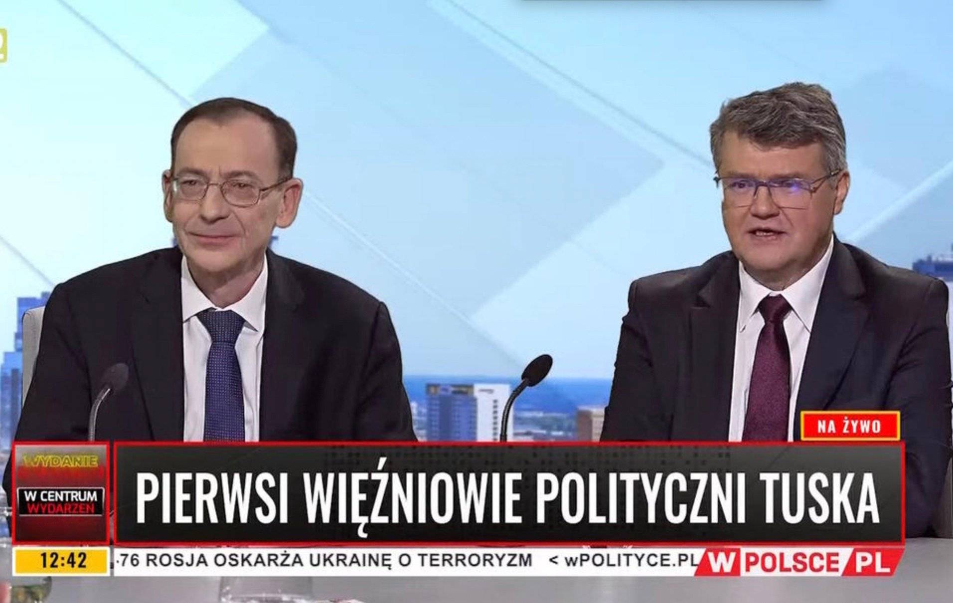 Zrelaksowani i uśmiechnięci Mariusz Kamiński i Maciej Wąsik w studiu telewizji wPolsce. Na pasku informacyjnym napis Pierwsi więźniowie polityczni Tuska