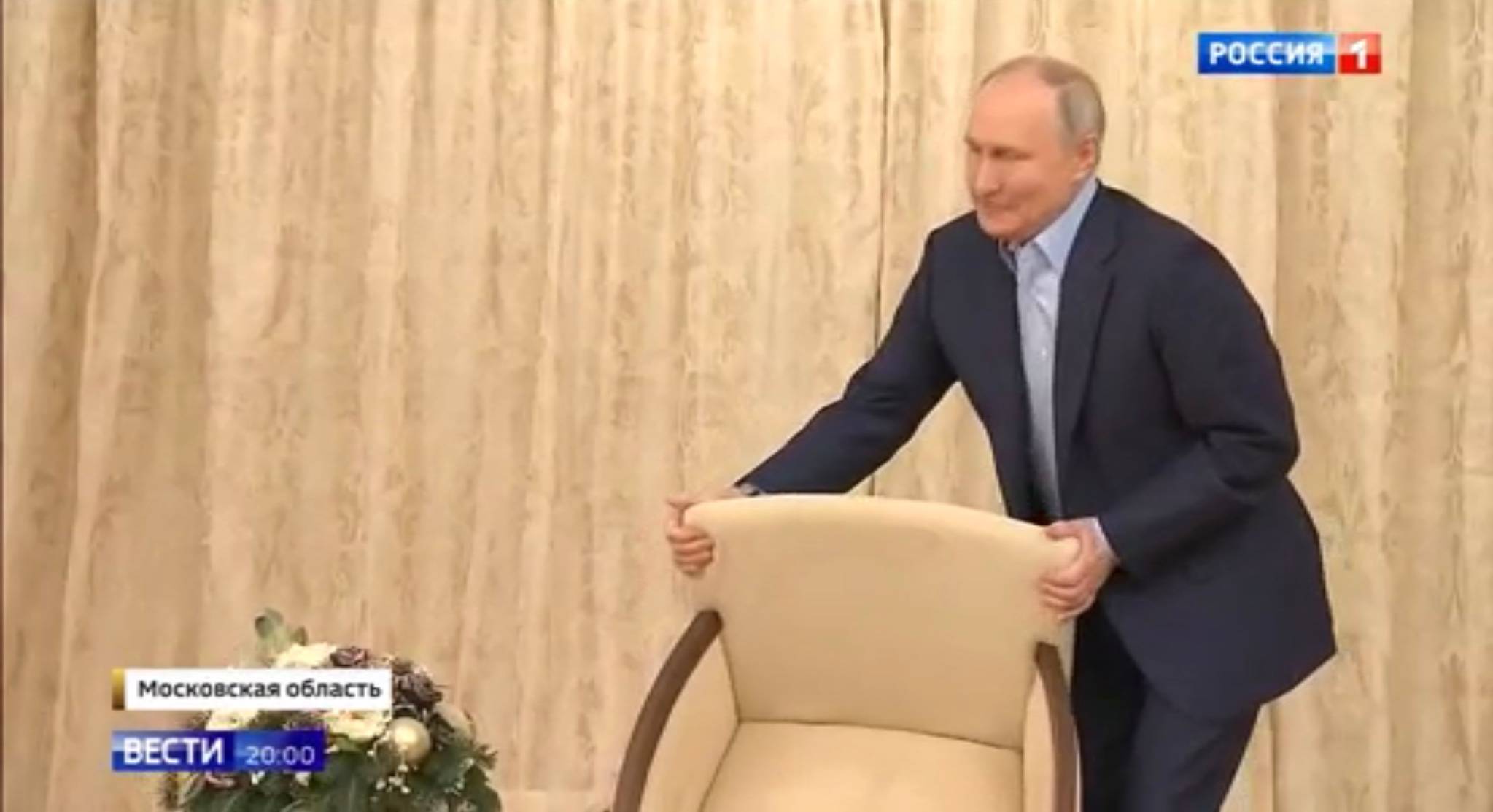 Putin przestawia krzesło