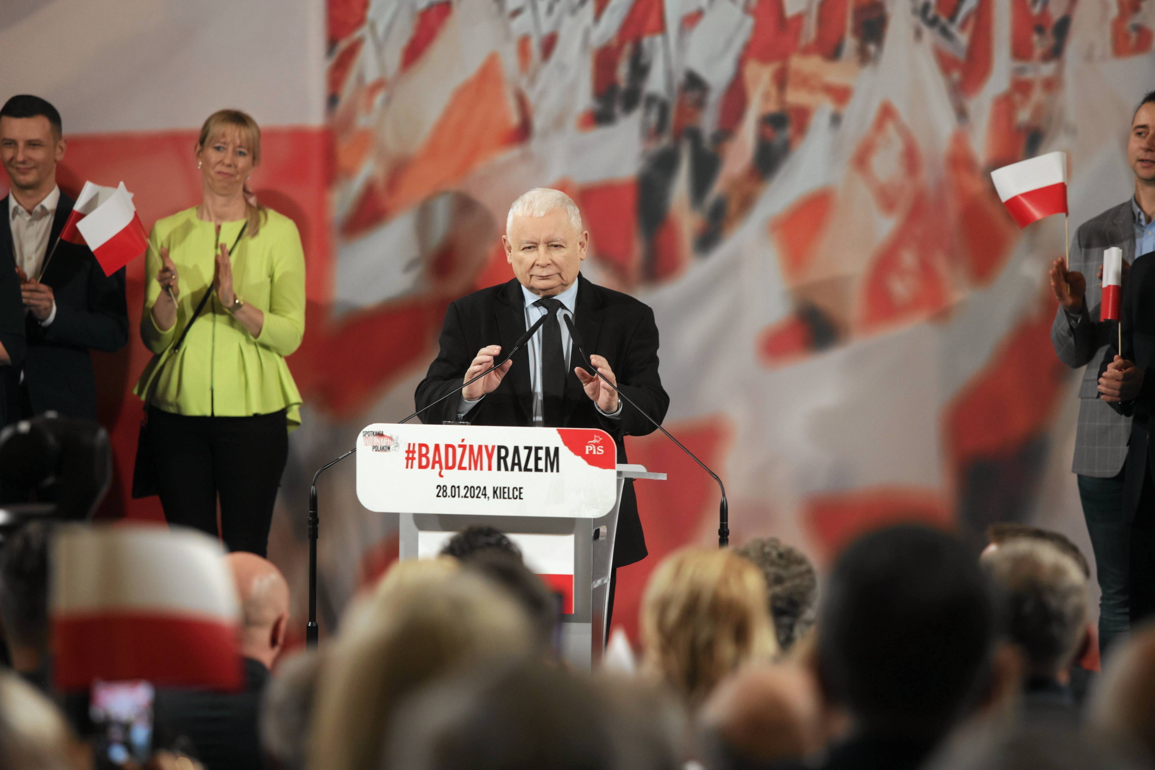 Jarosław Kaczyński podczas spotkania ze zwolennikami stoi za mównicą