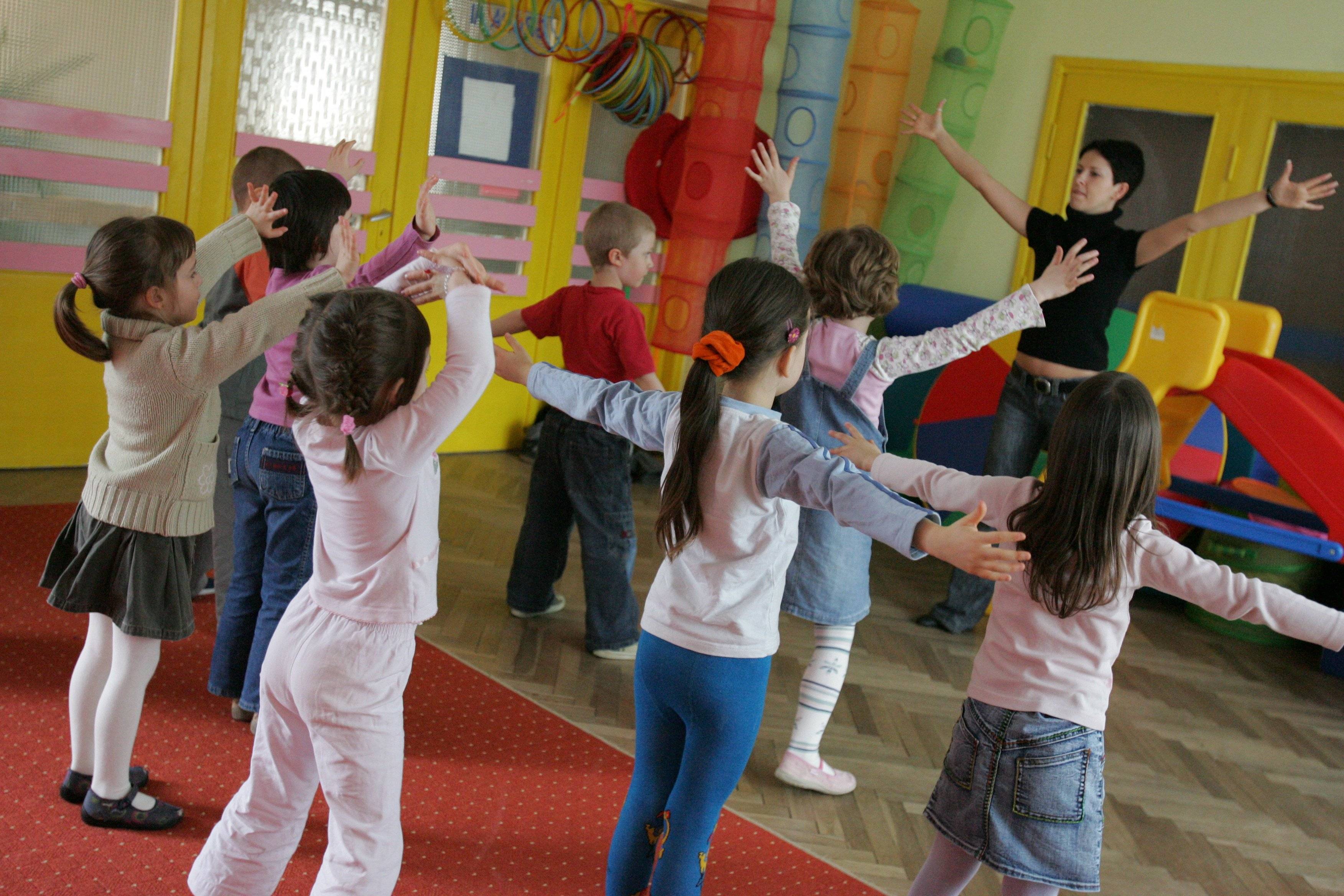 Dzieci tańczą w przedszkolu