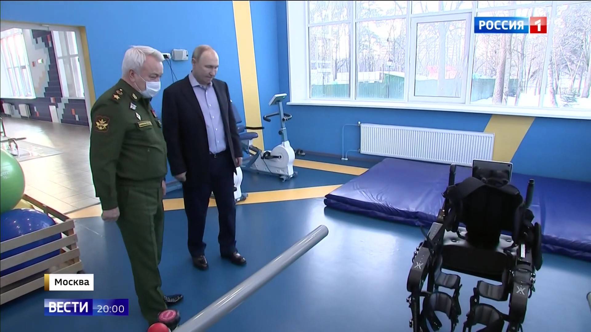 Putin z wojskowym w saitarnej masce ogląda wózek inwalidzki