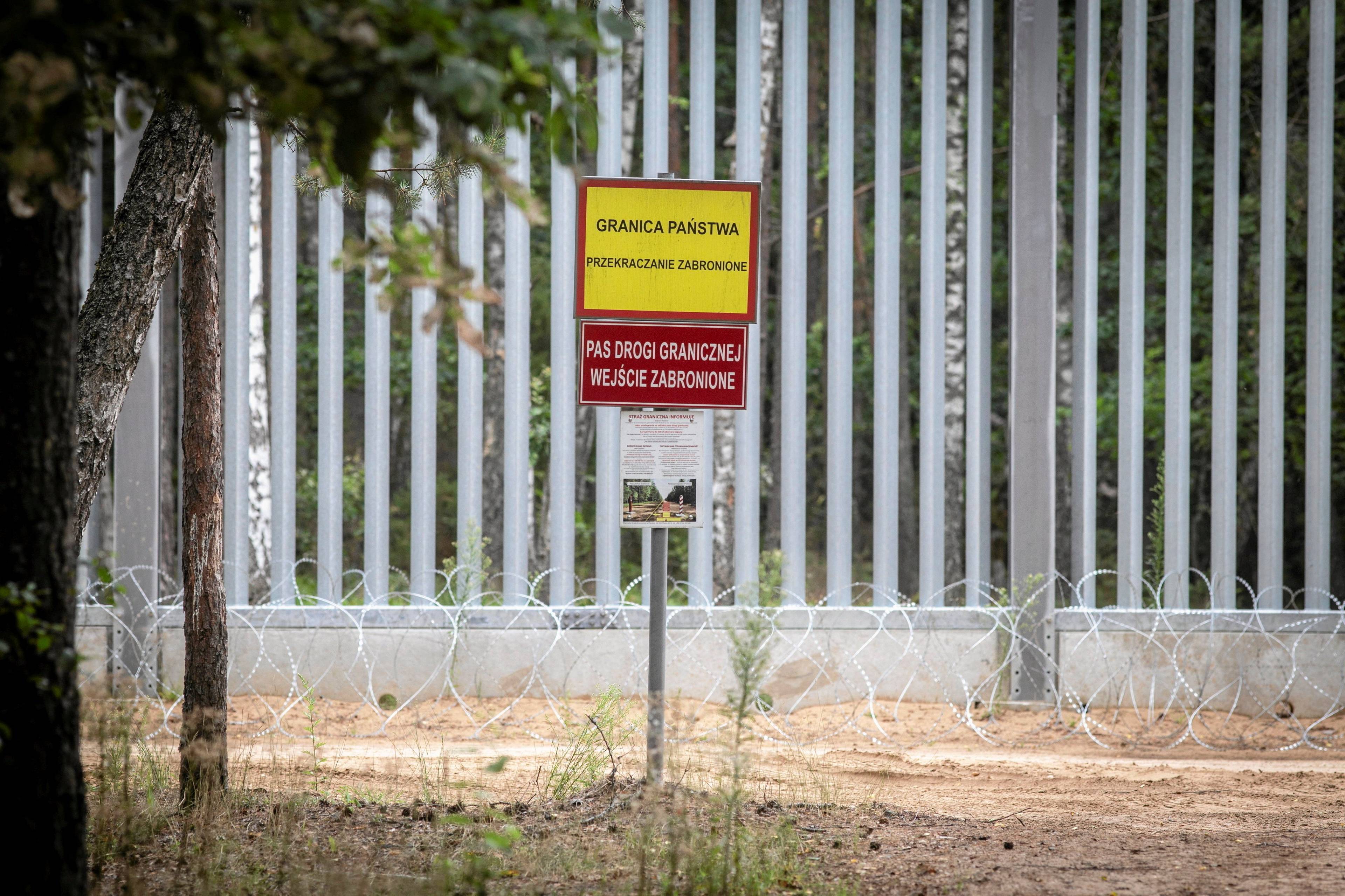 Zapora metalowa na granicy. Tablica z napisem Granica Państwowa