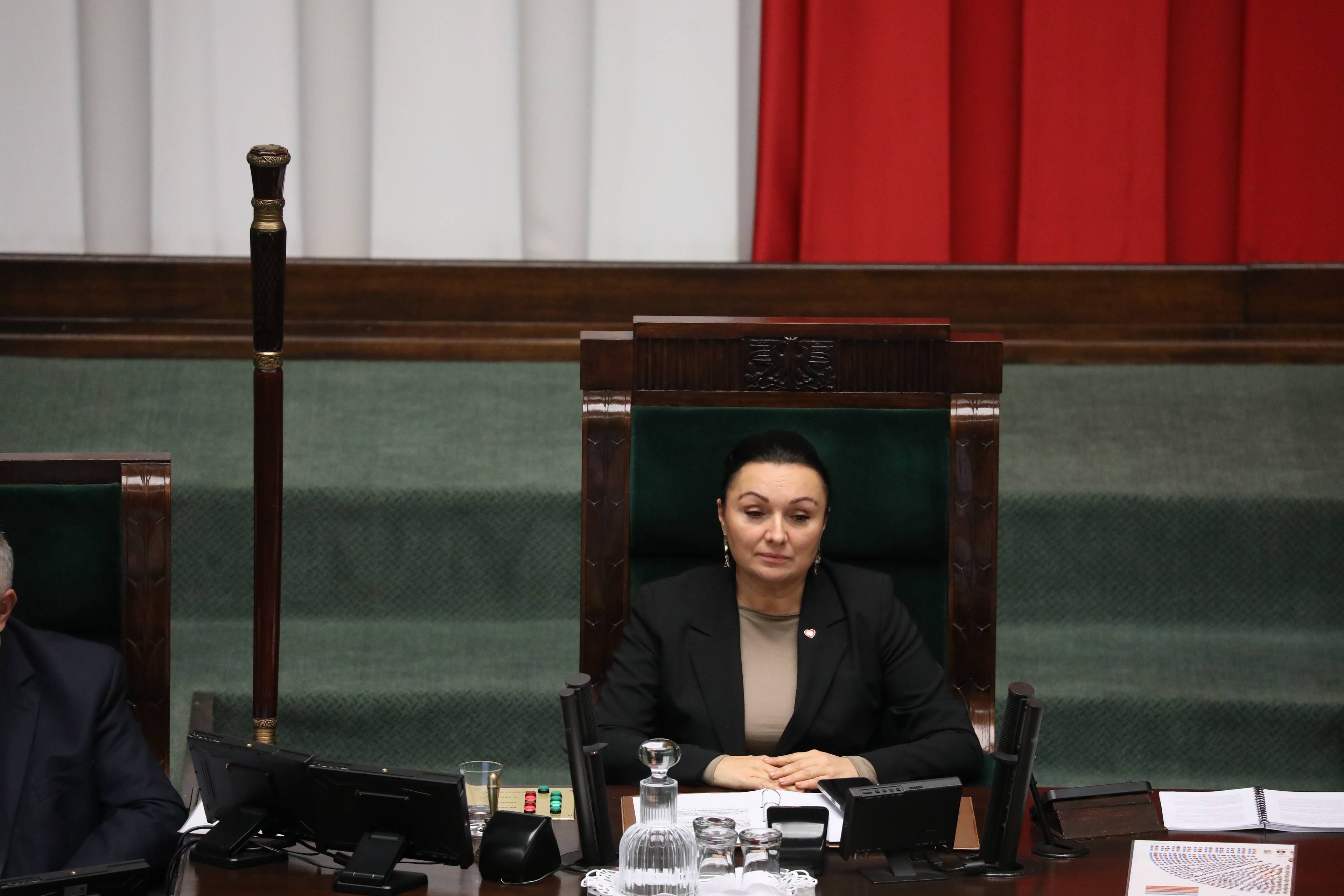 40-latka z upiętymi włosami na fotelu marszałka Sejmju