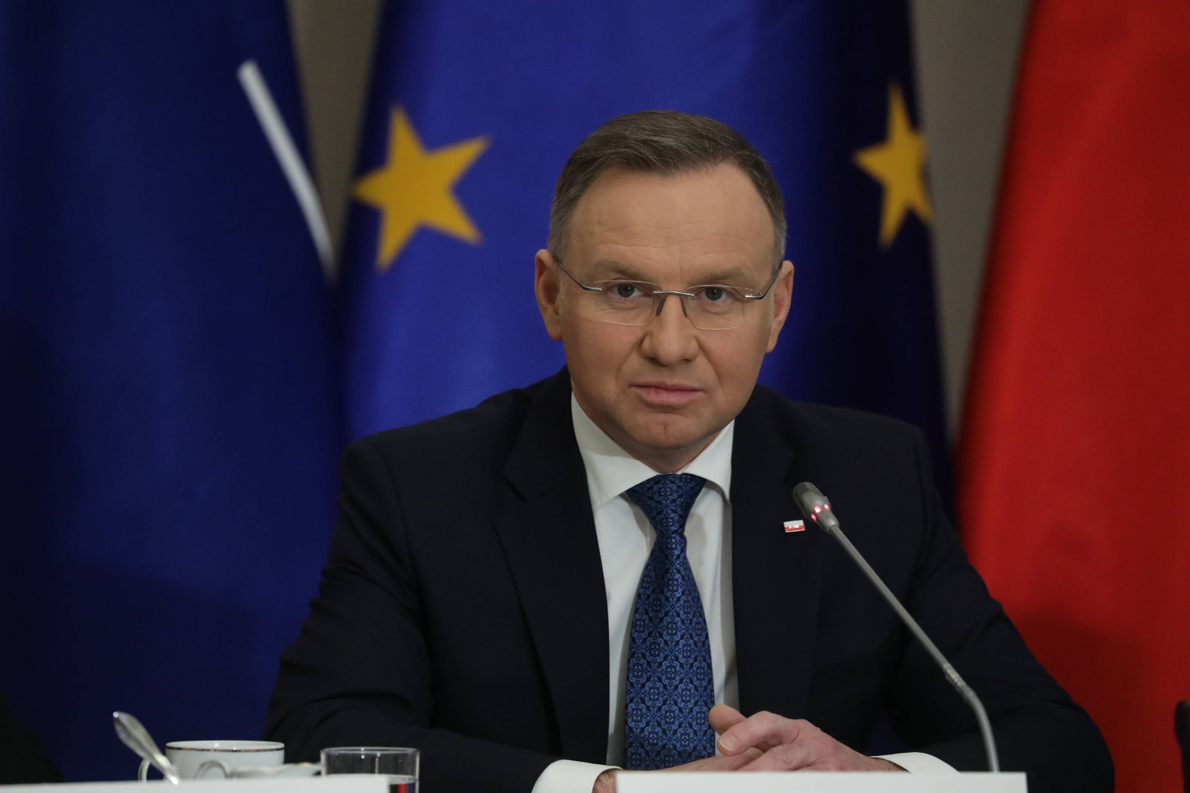 Andrzej Duda na tle unijnej flagi