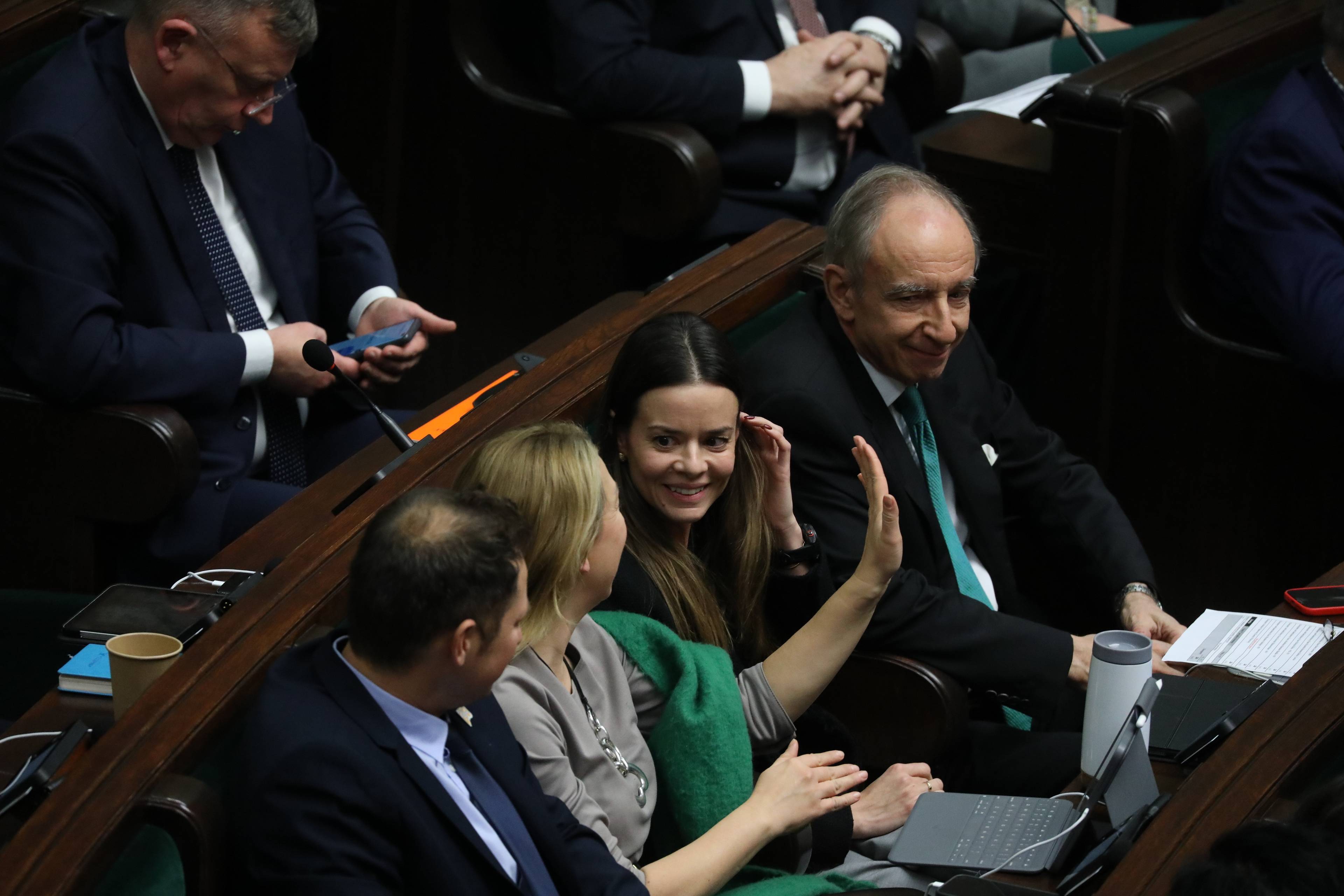 Posłowie Trzeciej Drogi w ławach poselskich na sali plenarnej Sejmu