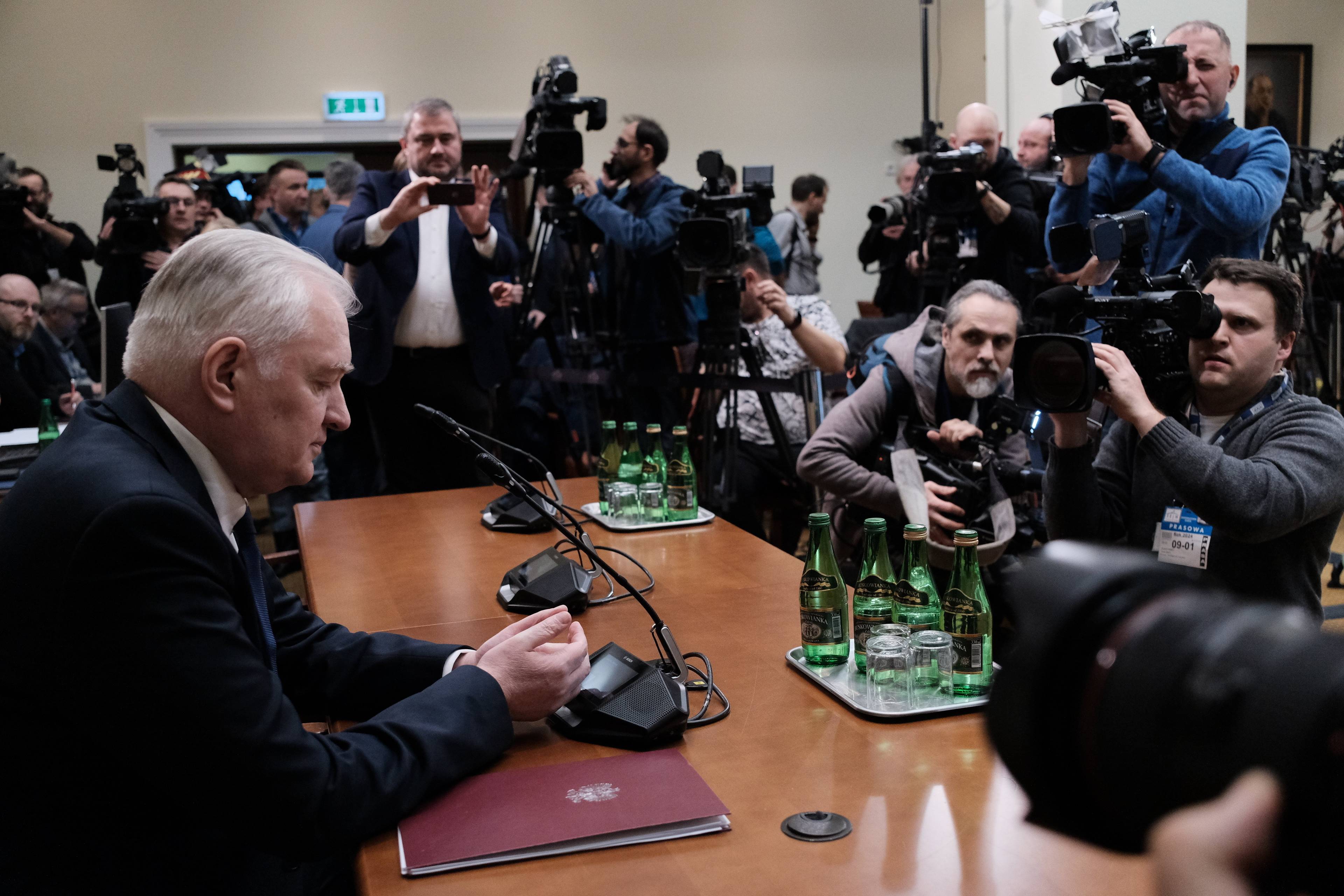 Jarosław Gowin podczas przesłuchania na komisji śledczej ds. wyborów kopertowych w otoczeniu fotoreporterów