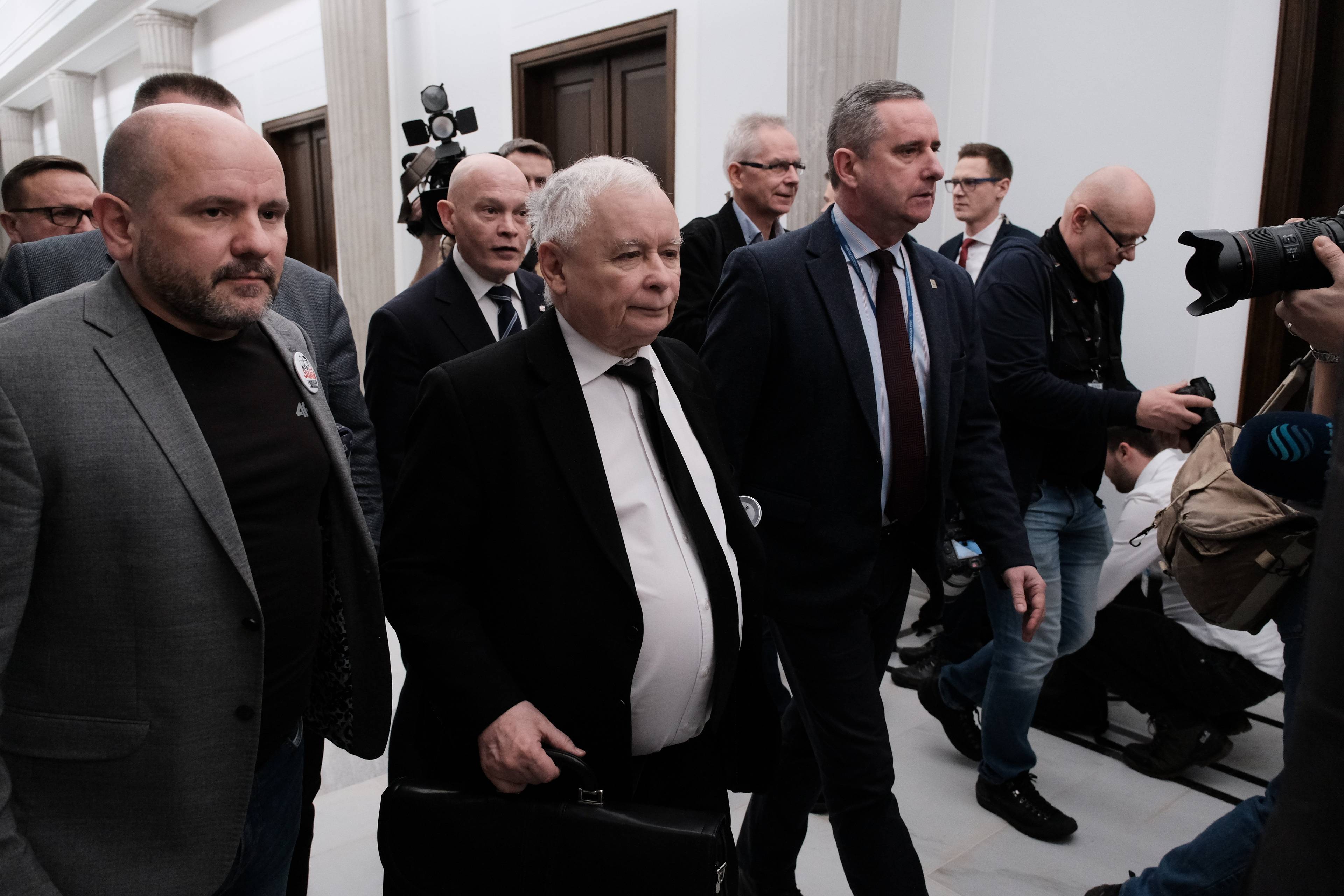 Prezes PiS Jarosław Kaczyński idzie przez korytarz sejmowy