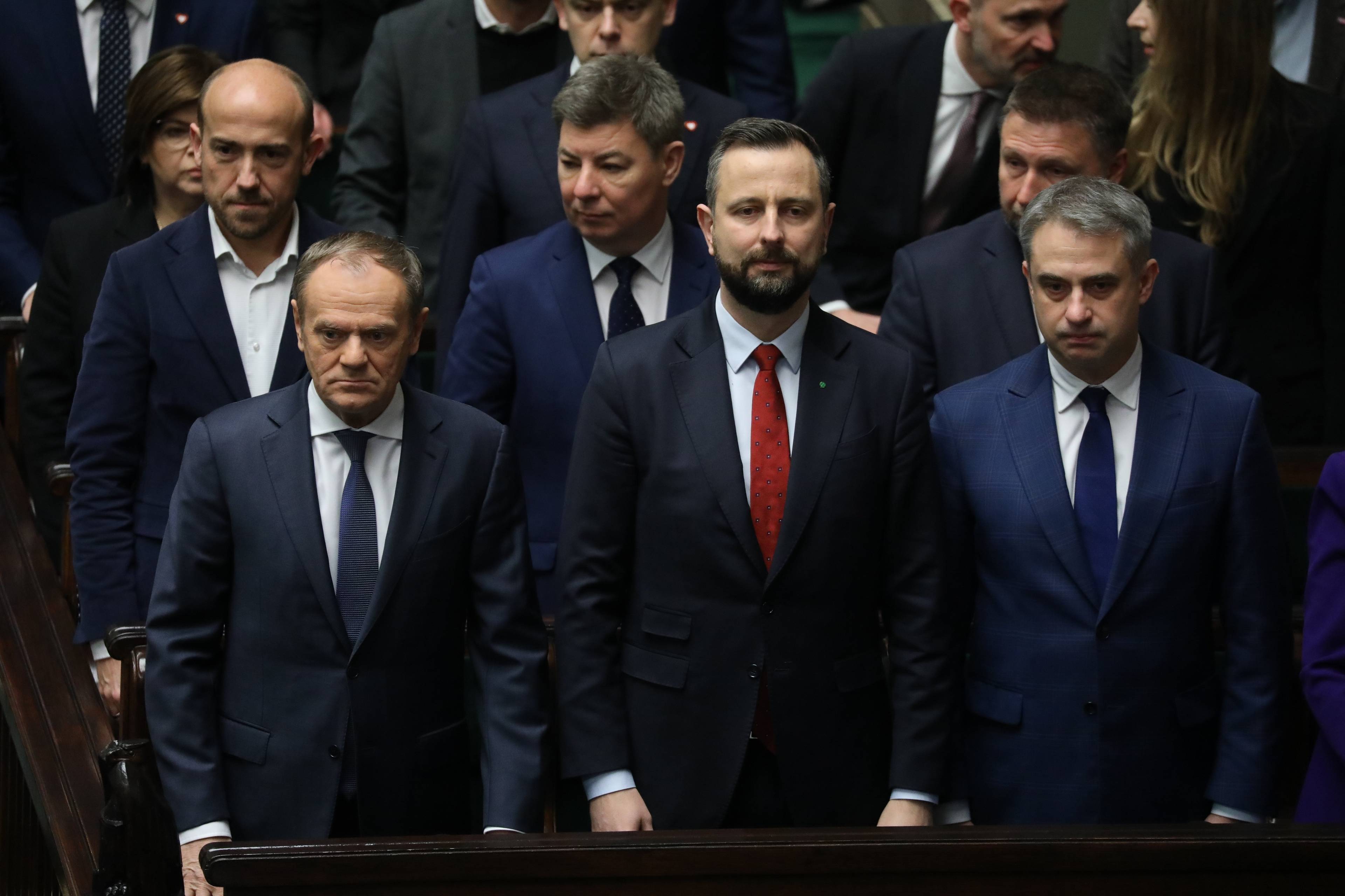 W ławach rządowych w Sejmie stoją obok siebie Donald Tusk, Władysław Kosiniak-Kamysz i Krzysztof Gawkowski
