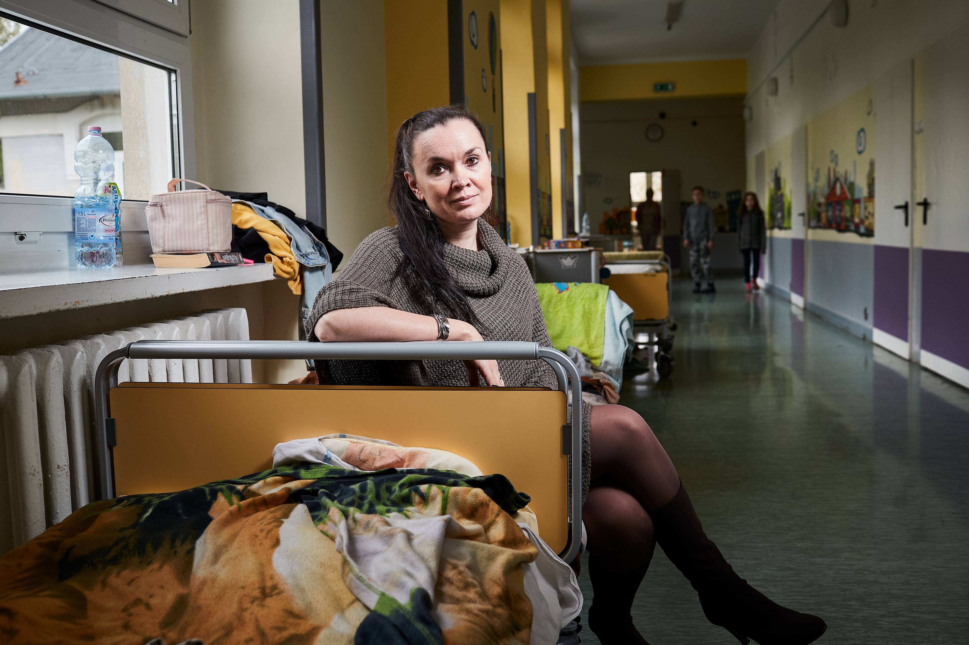 Dr Aleksandra Lewandowska siedzi na łóżku ustawionym w szpitalnym korytarzu