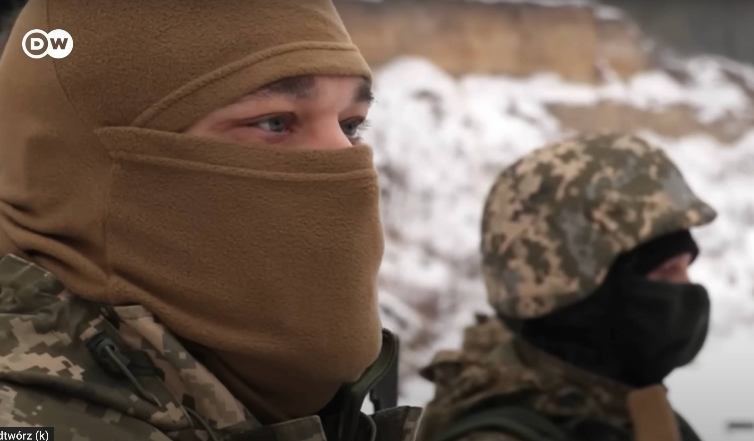 Żołnierz Batalionu Syberia w kominiarce i drugi, w hełmie na tle zimowego krajobrazu. Rosjanie walczą po stronie Ukrainy.