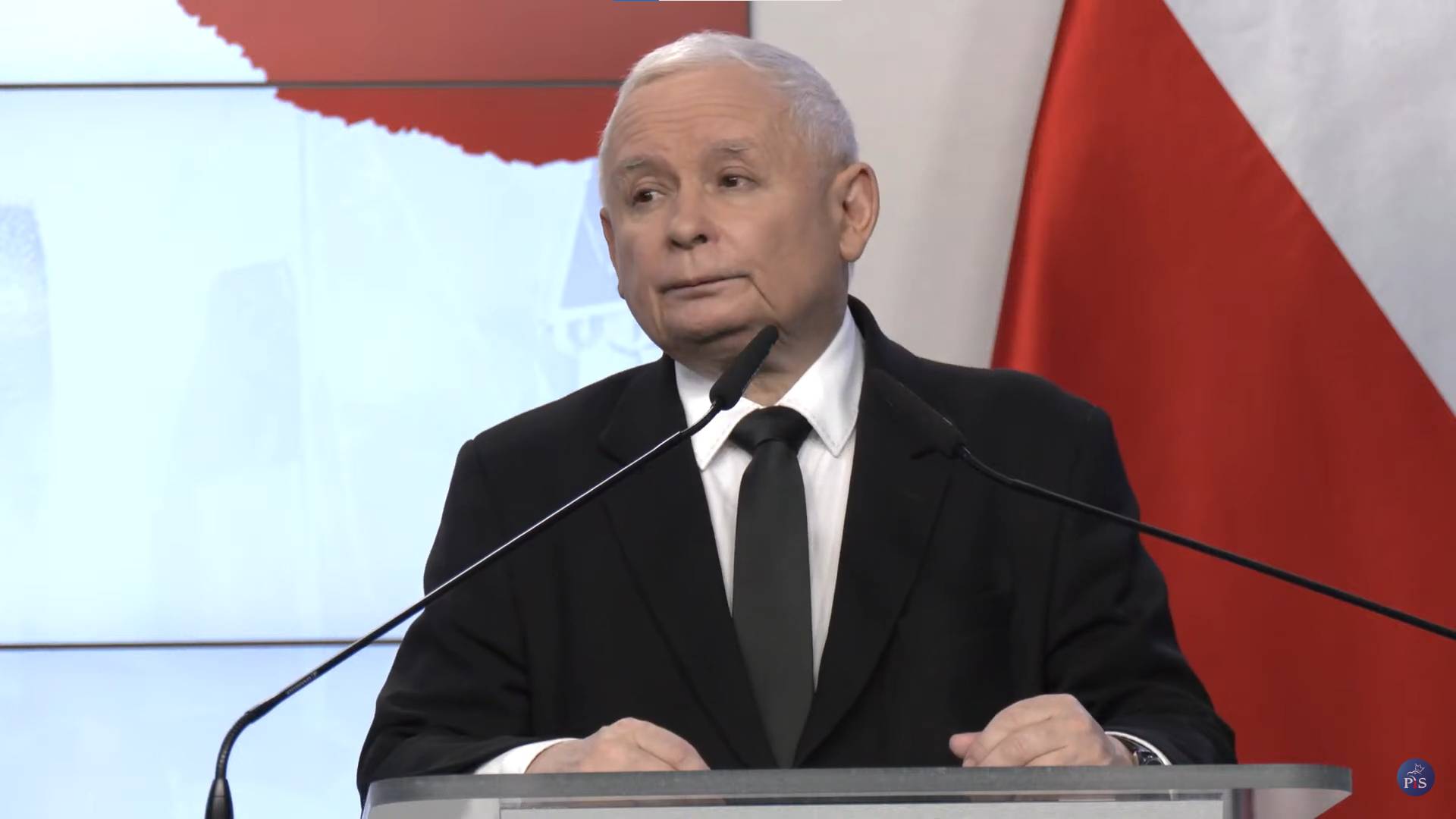 Prezes PiS Jarosław Kaczyński stoi przed mikrofonem podczas konferencji prasowej w siedzibie PiS na ulicy Nowogrodzkiej