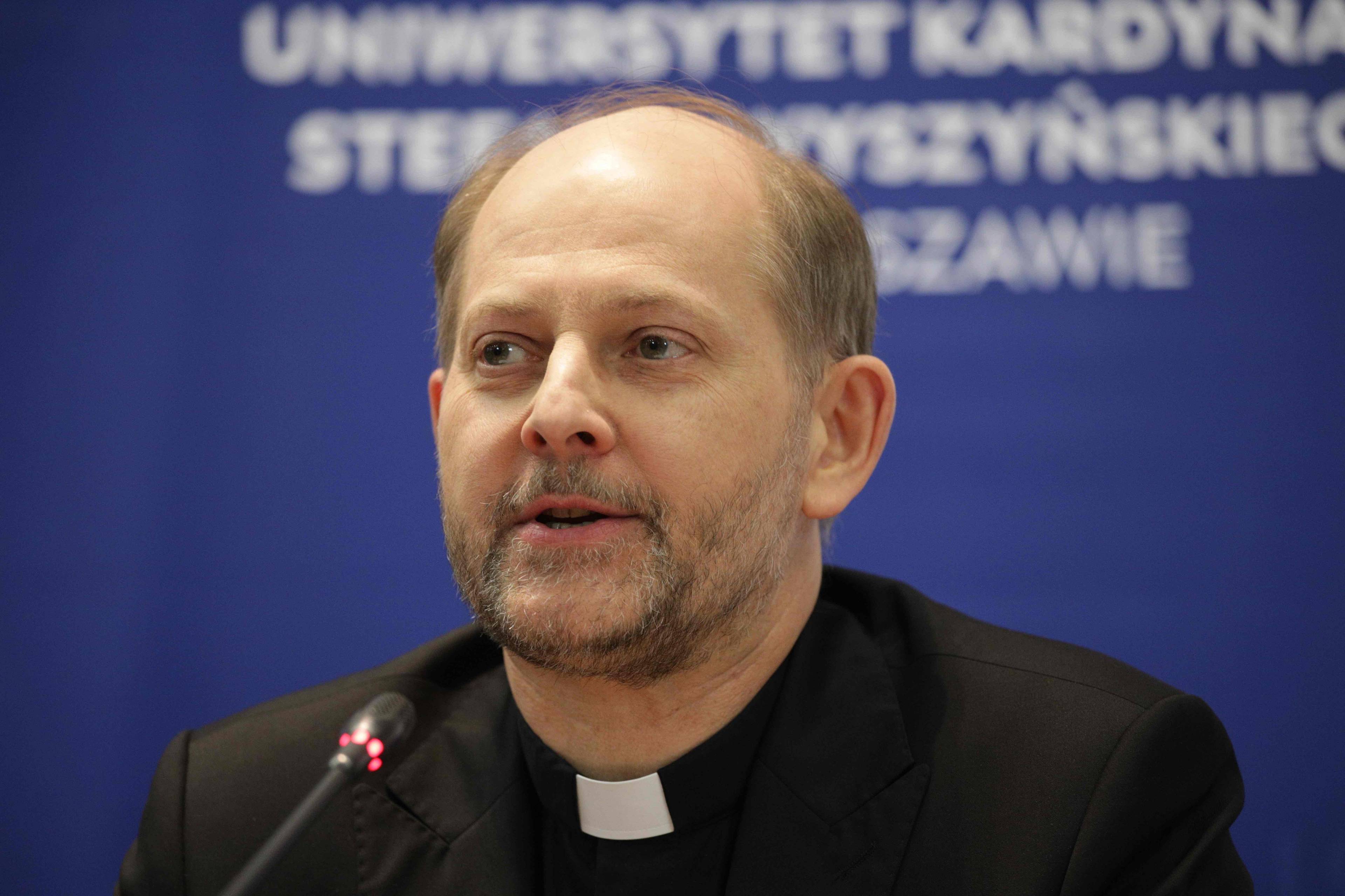 Ksiądz Gęsiak rzecznik Episkopatu Polski przemawia na konferencji prasowej