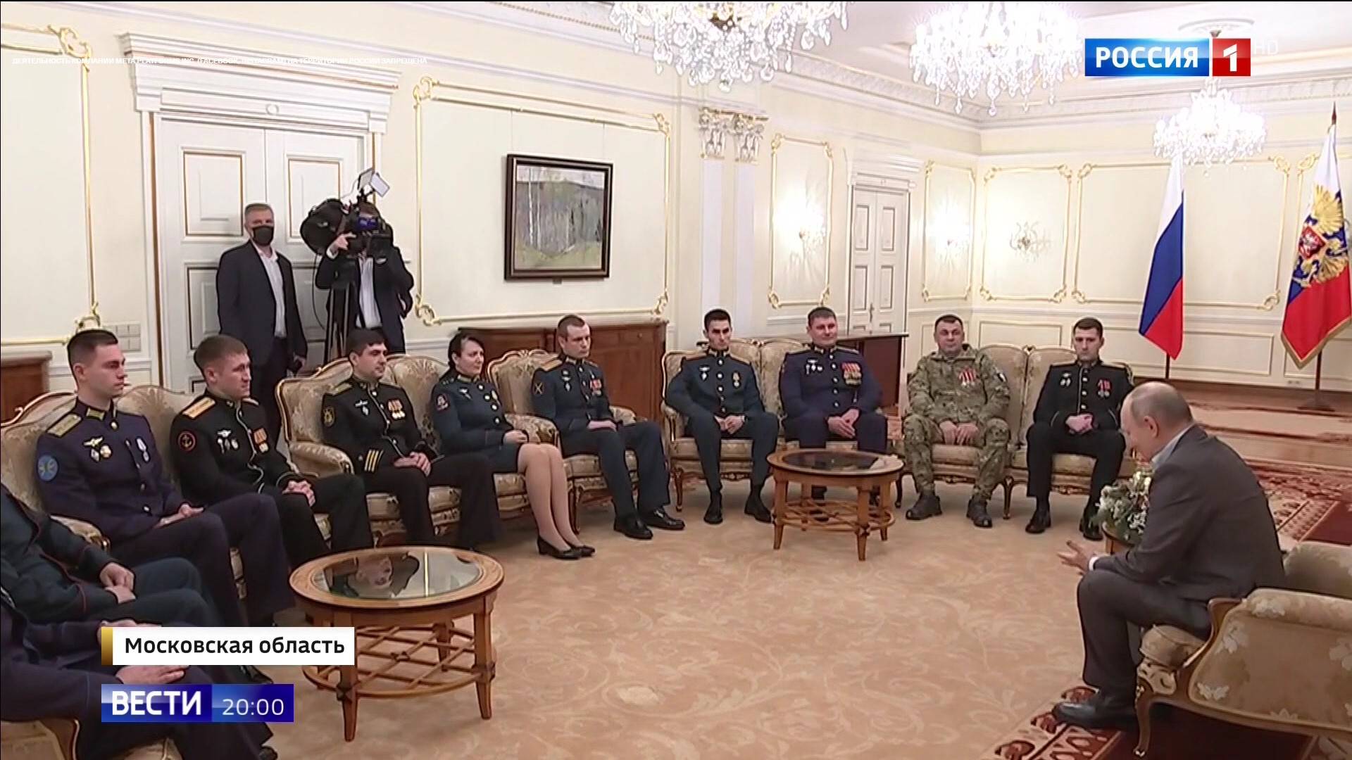W wielkim salonie wojskowi siedza na fotelach w kregu wokół Putina