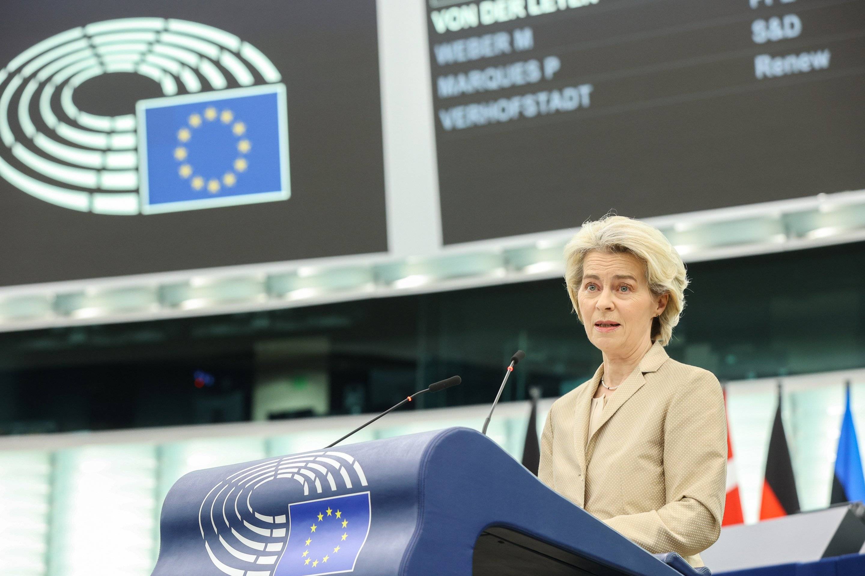 Szefowa Komisji Europejskiej Ursula von der Leyen na mównicy w sali plenarnej Parlamentu Europejskiego w Strasburgu