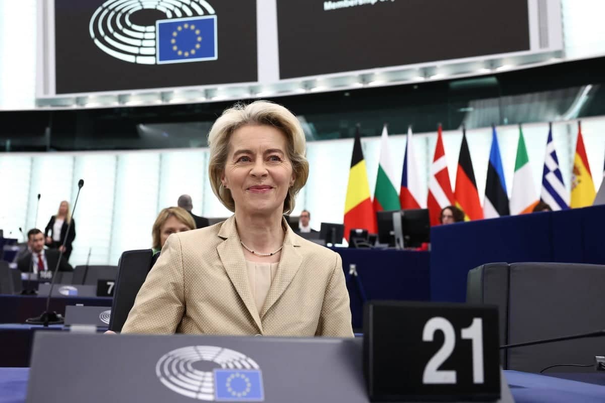 Szefowa Komisji Europejskiej siedzi uśmiechnięta