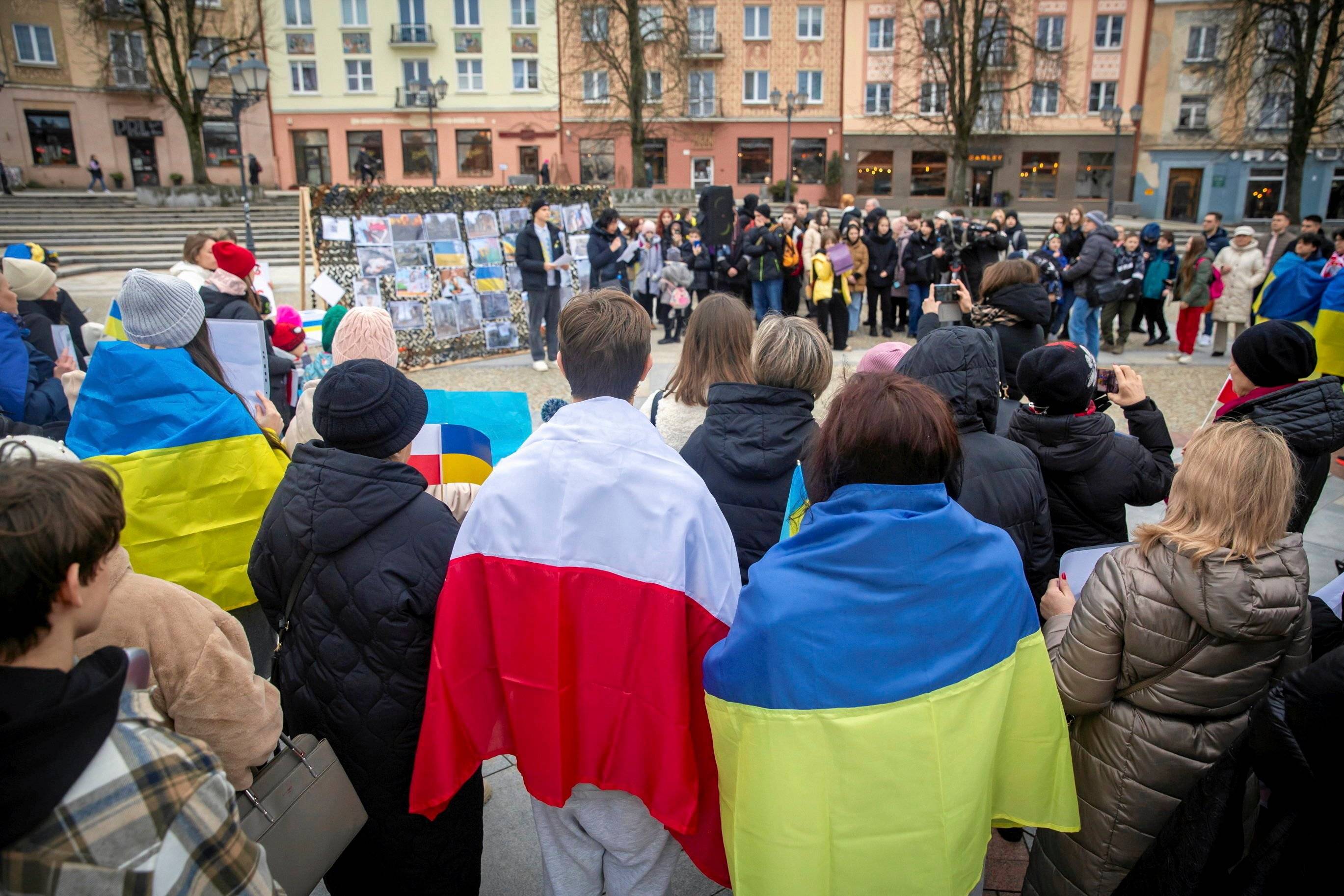 Grupa ludzi z ukraińskimi i polskimi flagami