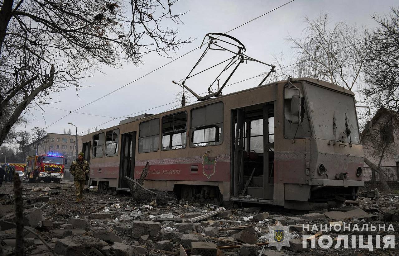 Zgliszcza ukraińskiego tramwaju zniszczonego przez rosyjską rakietę