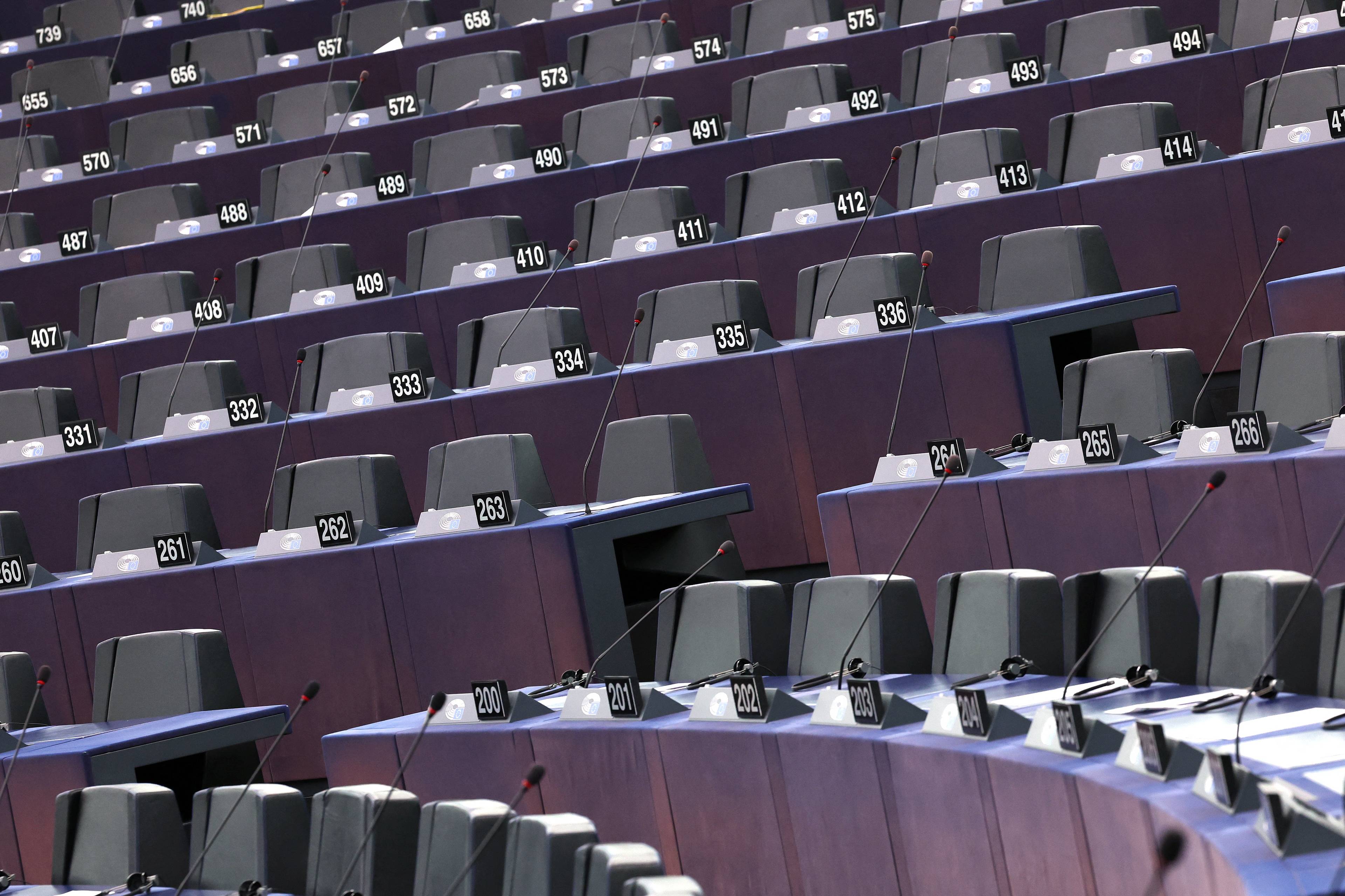 Puste miejsca na sali posiedzeń Parlamentu Europejskiego