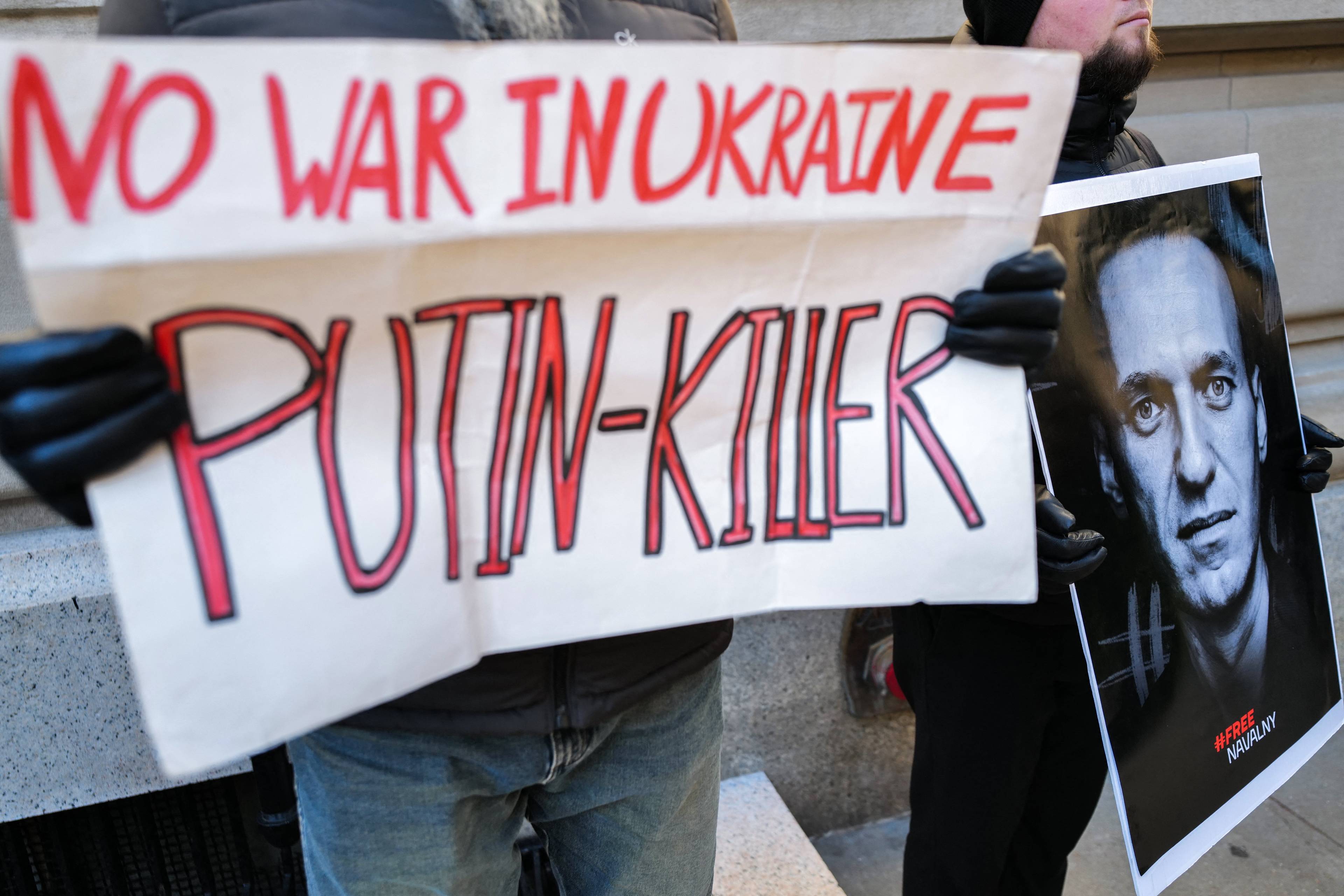 „Żadnej wojny w Ukrainie. Putin to morderca”. Zdjęcie Alesieja Nawalnego. Protest pod konsulatem rosyjskim w Nowym Jorku, 16 lutego 2024