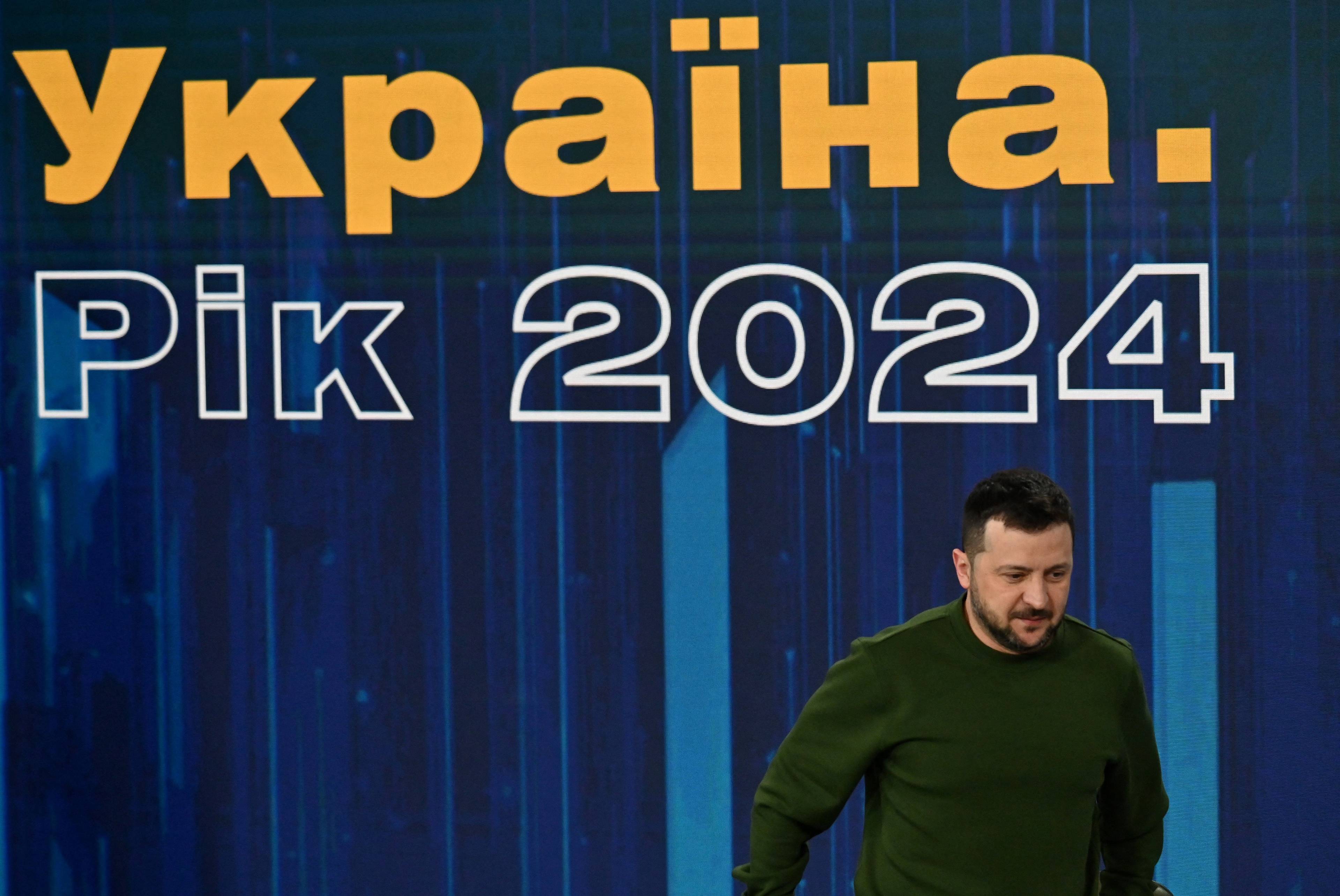Wołodymir Zełenski i ukraiński napis "Ukraina rok 2024"