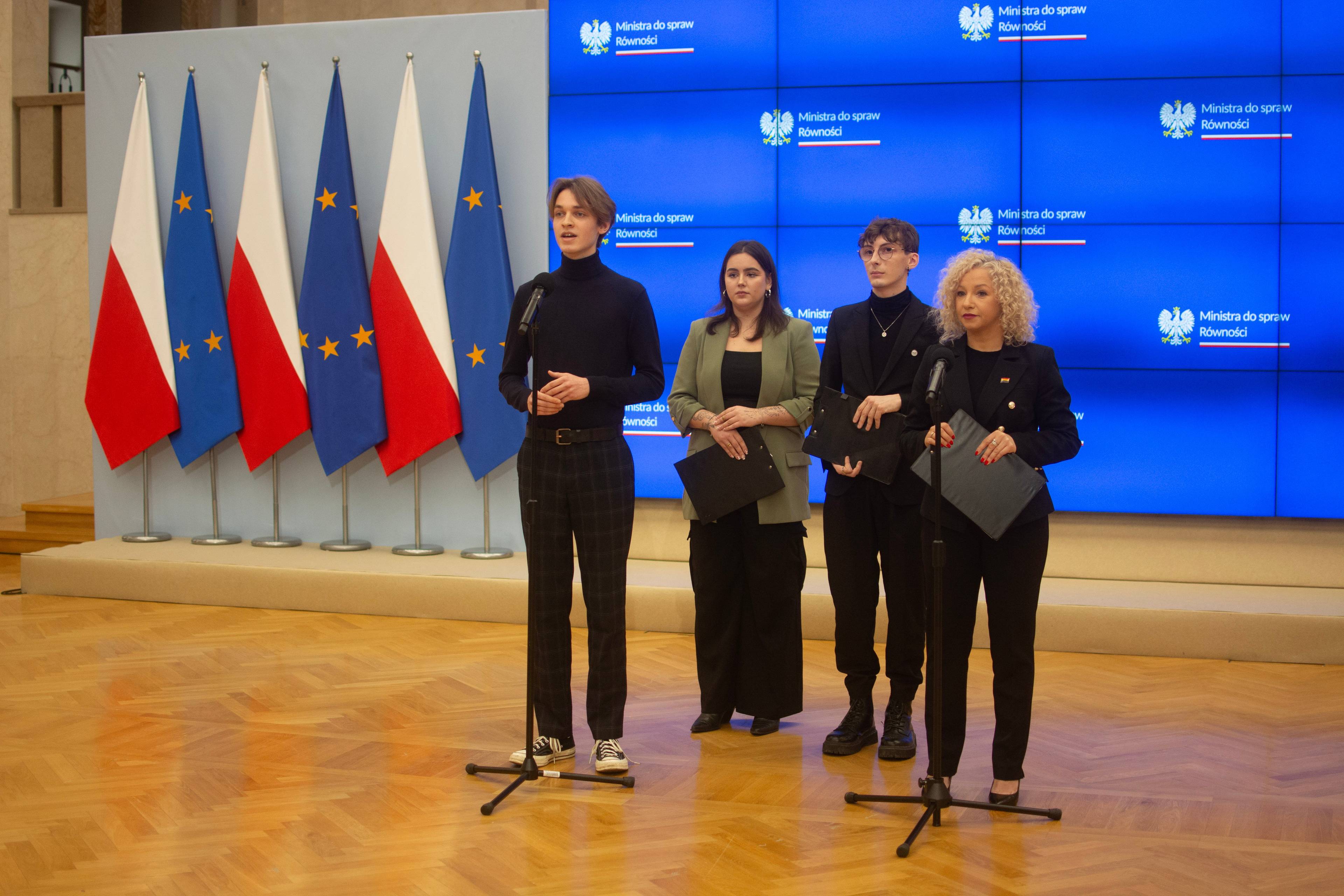 Na zdjęciu ministra równości Katarzyna Kotula z uczniami