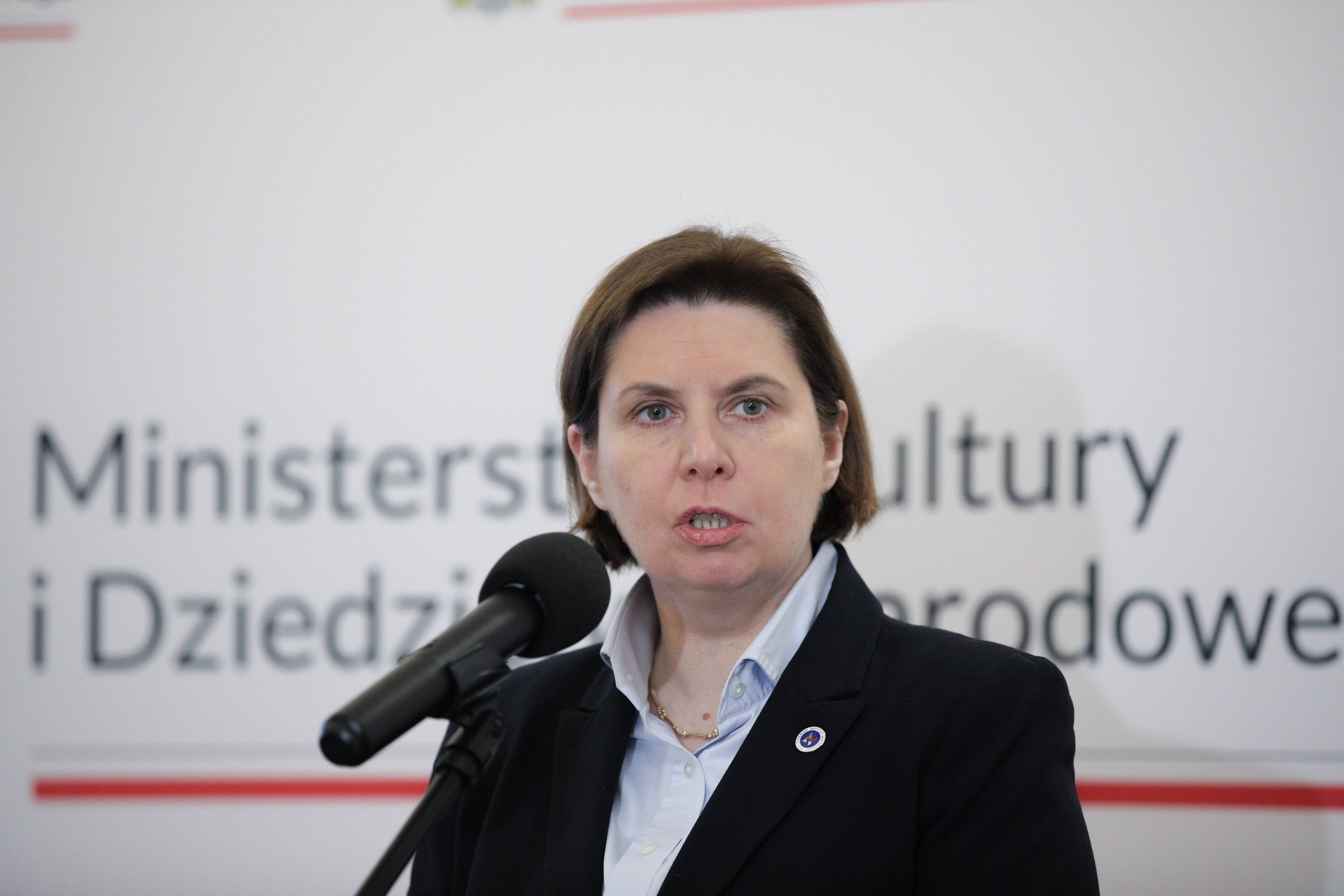 Monika Krawczyk przemawia na konferencji. W tle napis Ministerstwo Kultury i Dziedzictwa Narodowego