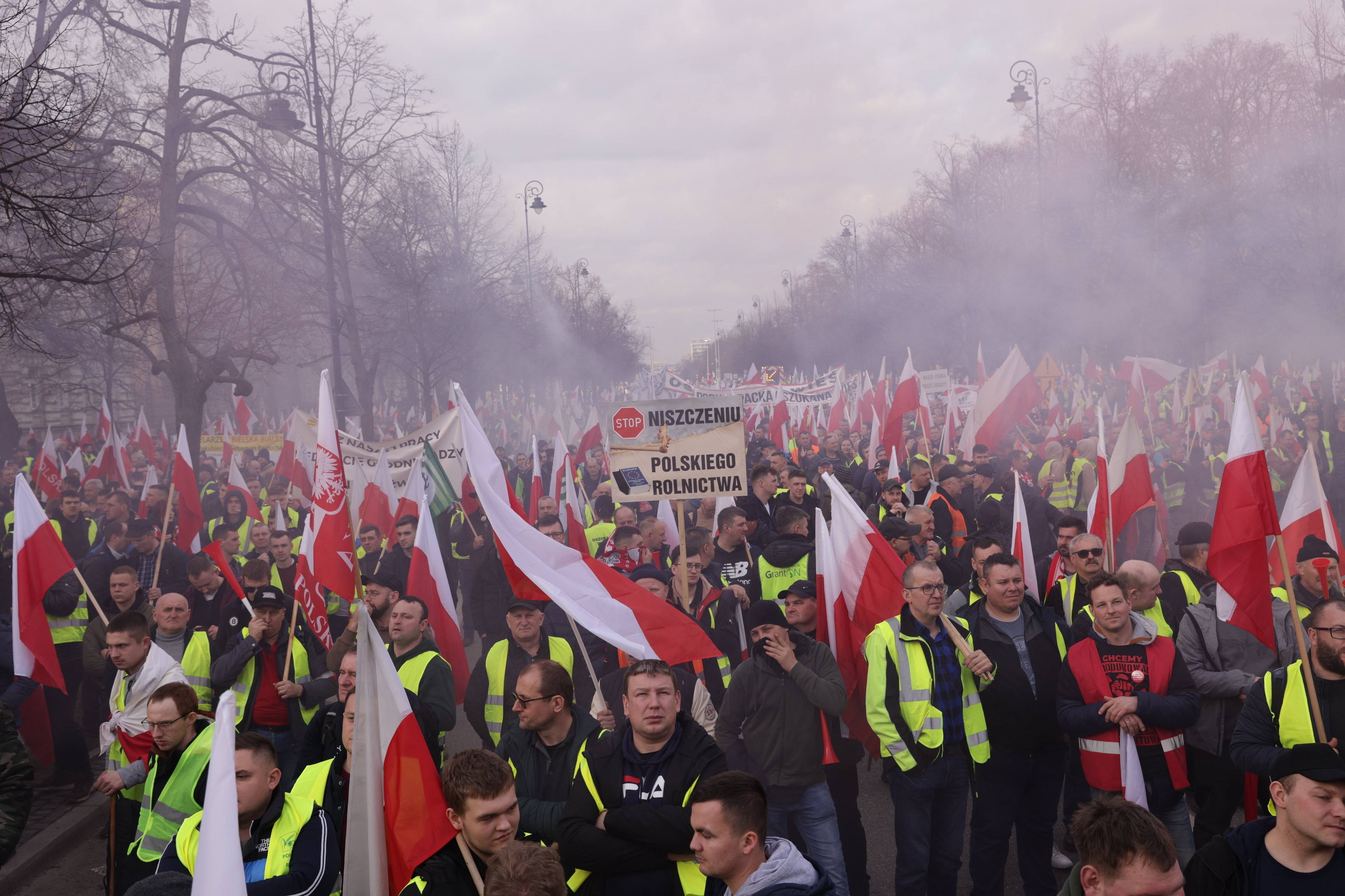 Tysiące rolników z polskimi flagami i w żółtych kamizelkach maszeruje Alejami Ujazdowskimi w Warszawie