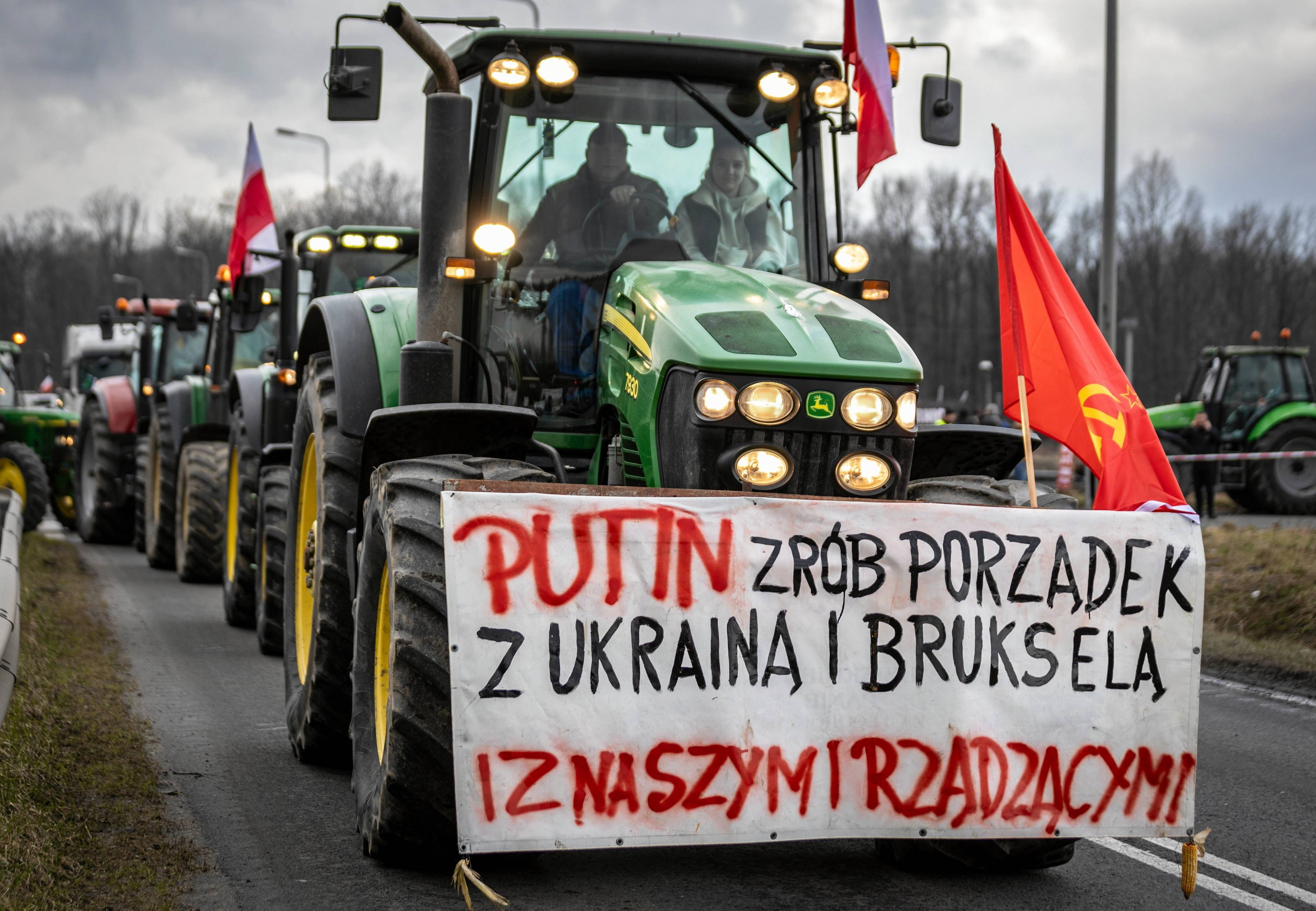 Traktor z przyczepionym z przudu banerem "Putin zr ób porządek z Ukrainą i Brukselą"