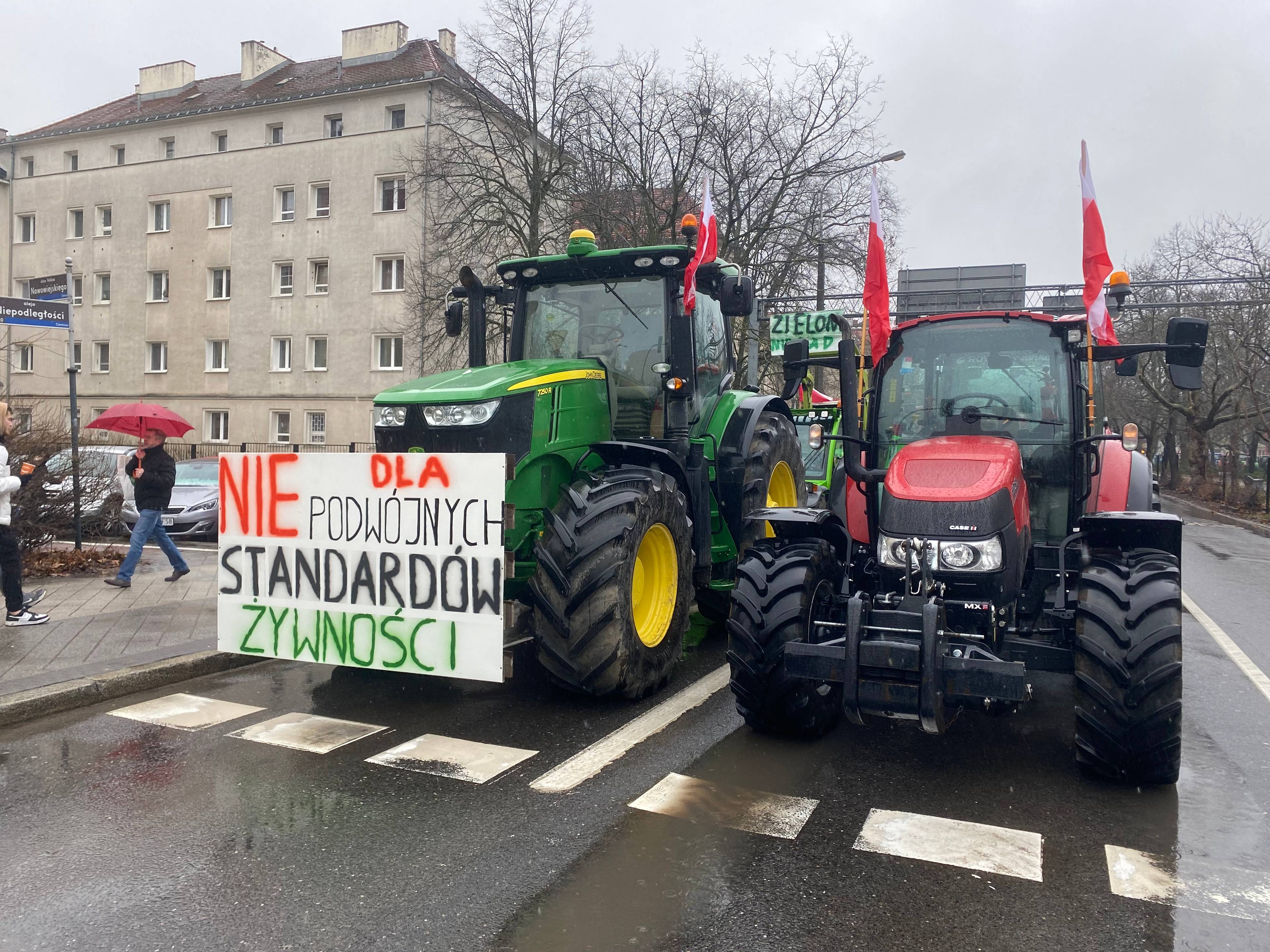 rolnicy traktorami blokujący ulicę w Poznaniu