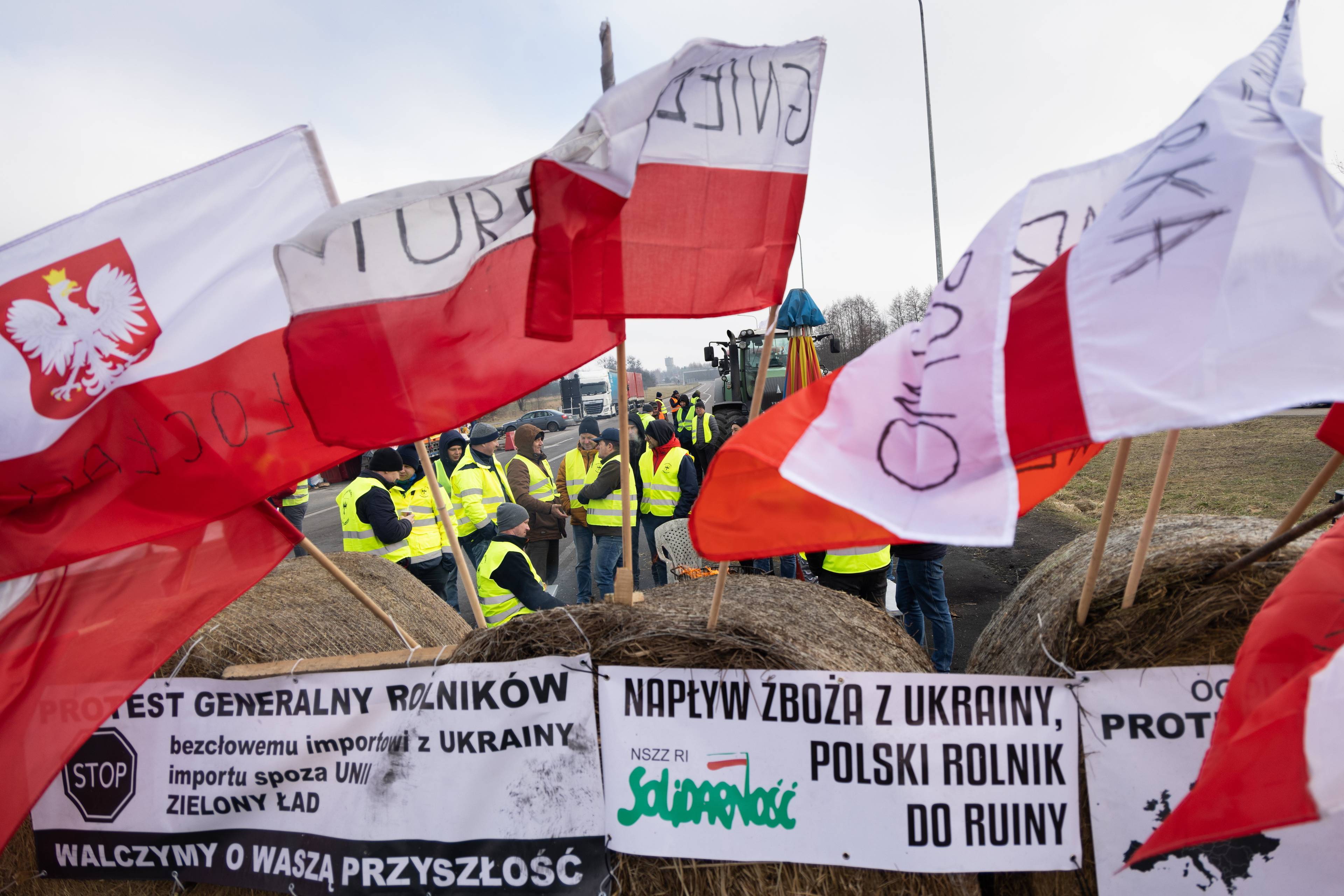 polskie flagi i banery "napływ zboża z ukrainy, polski rolnik do ruiny"