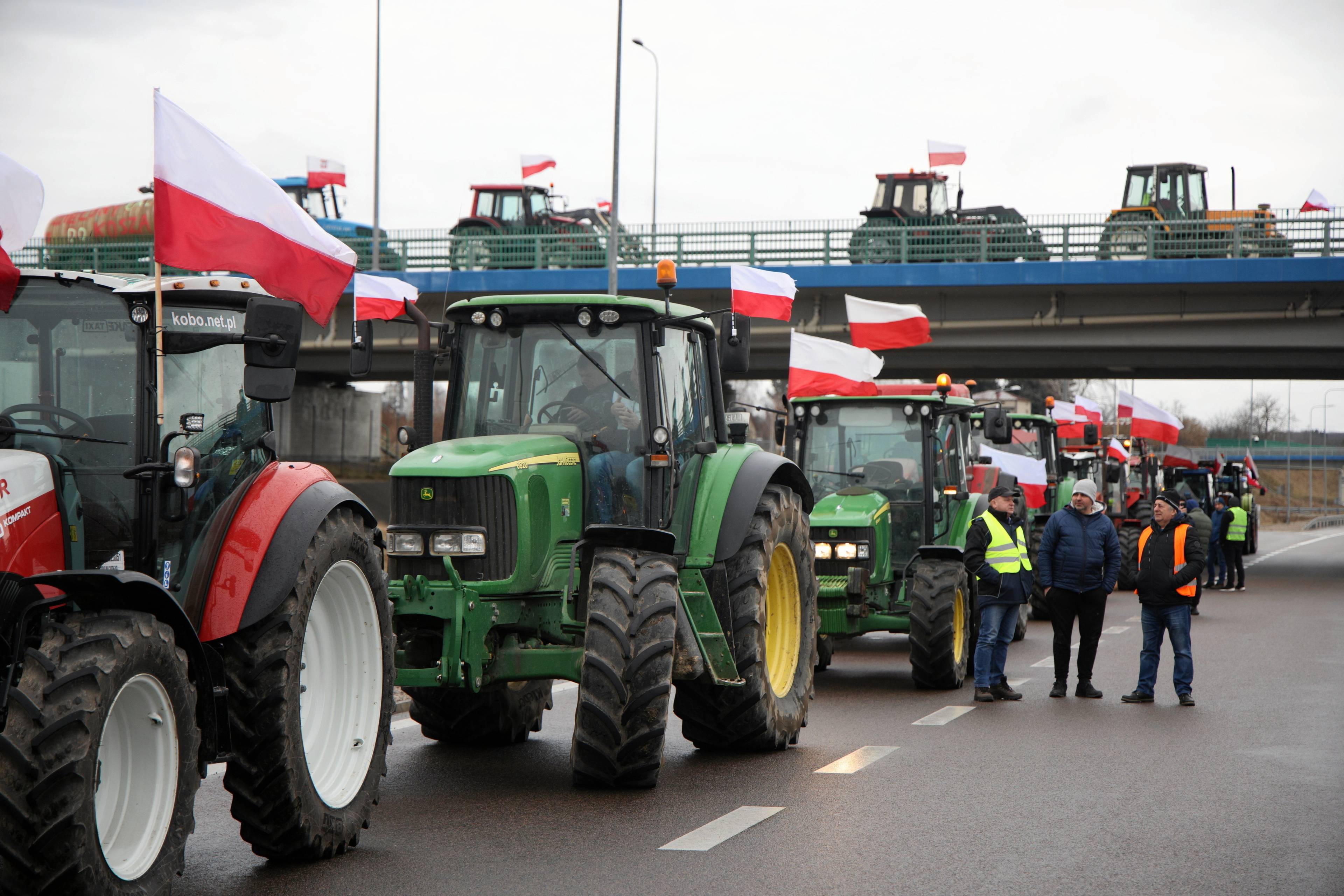 Protest rolników. Kolumna ciągników w Maryninie