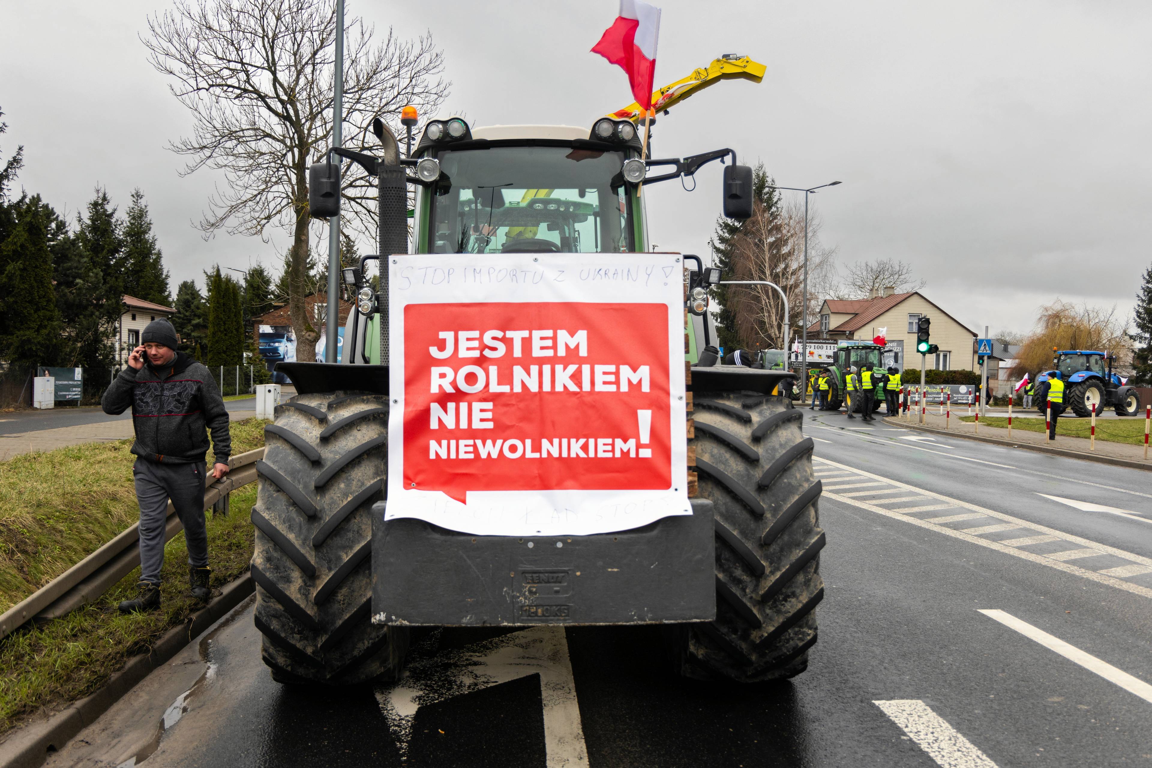 Traktor z napisem "jestem rolnikiem, nie niewolnikiem"