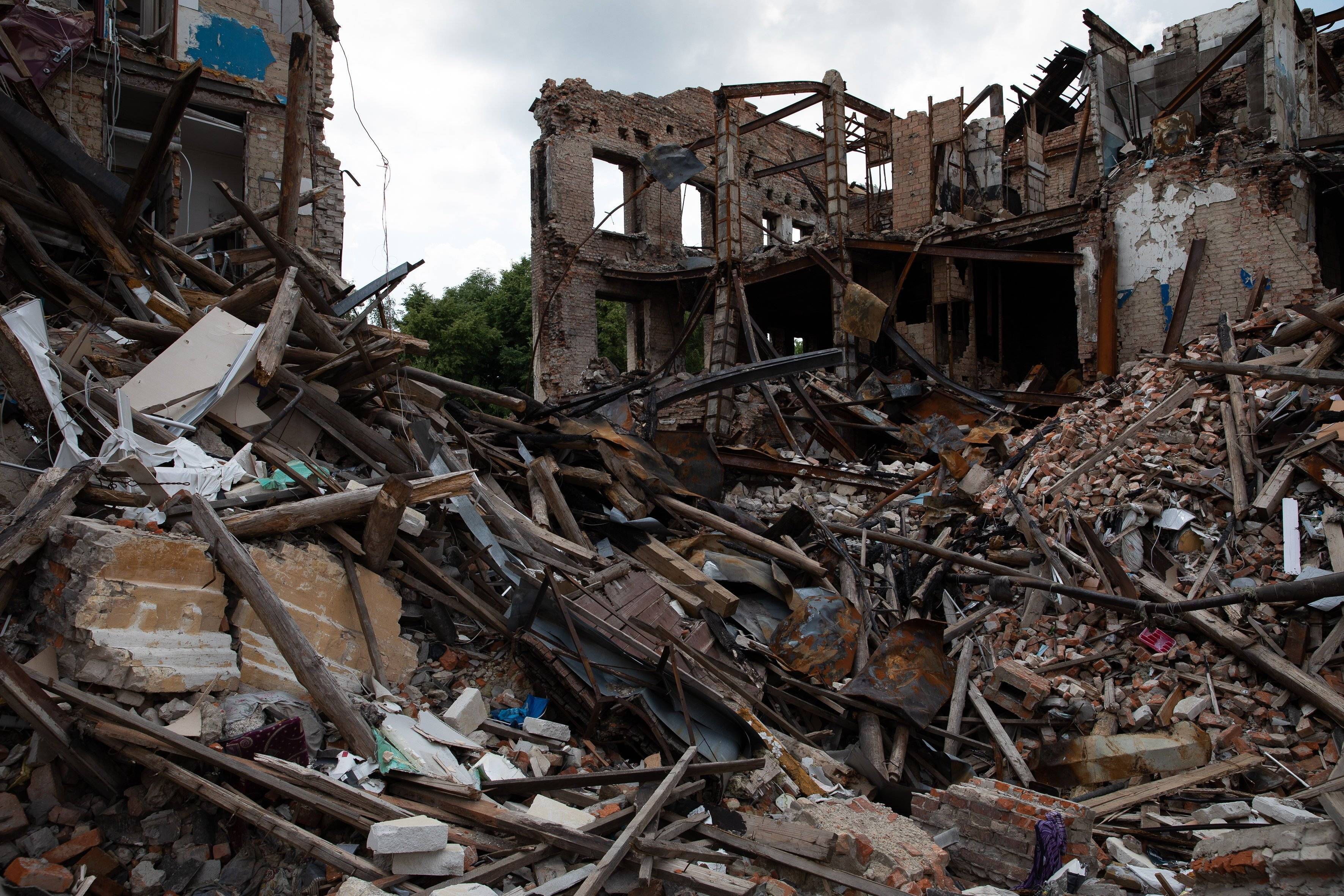 Zniszczone domy mieszkalne po rosyjskim ataku
