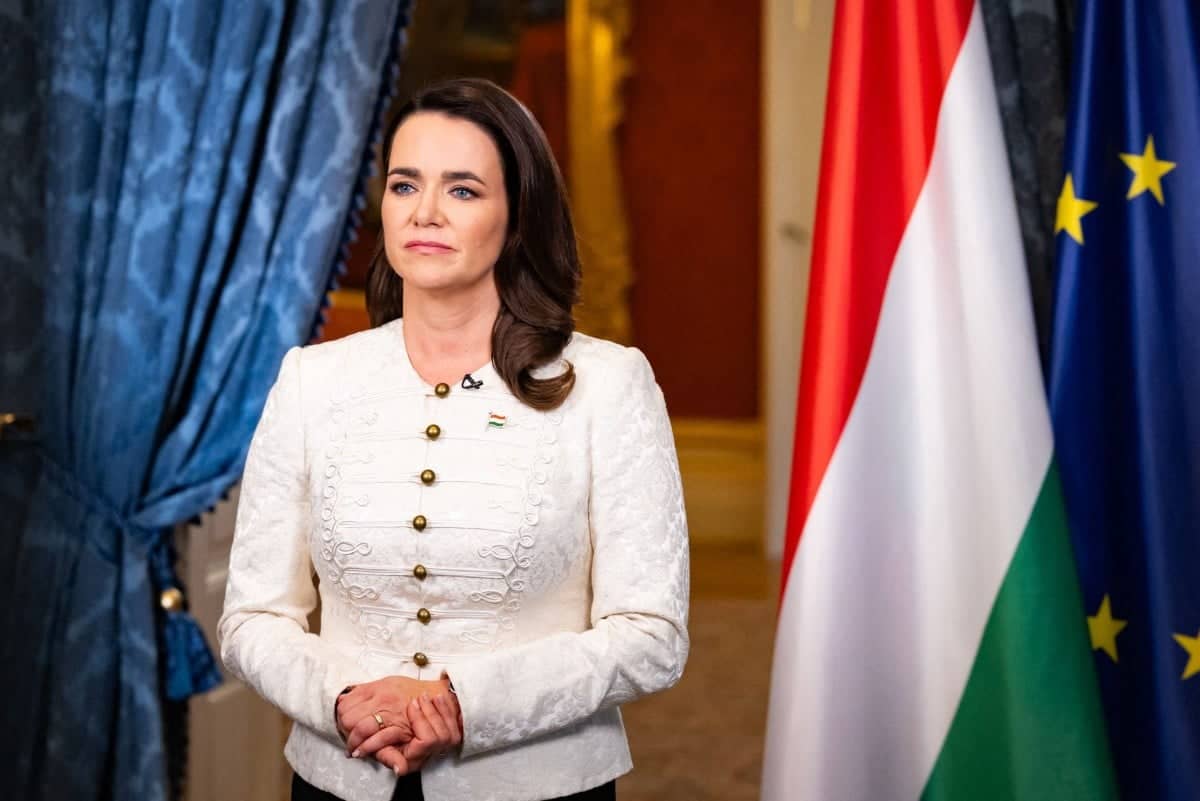 Kobieta na tle węgierskiej flagi
