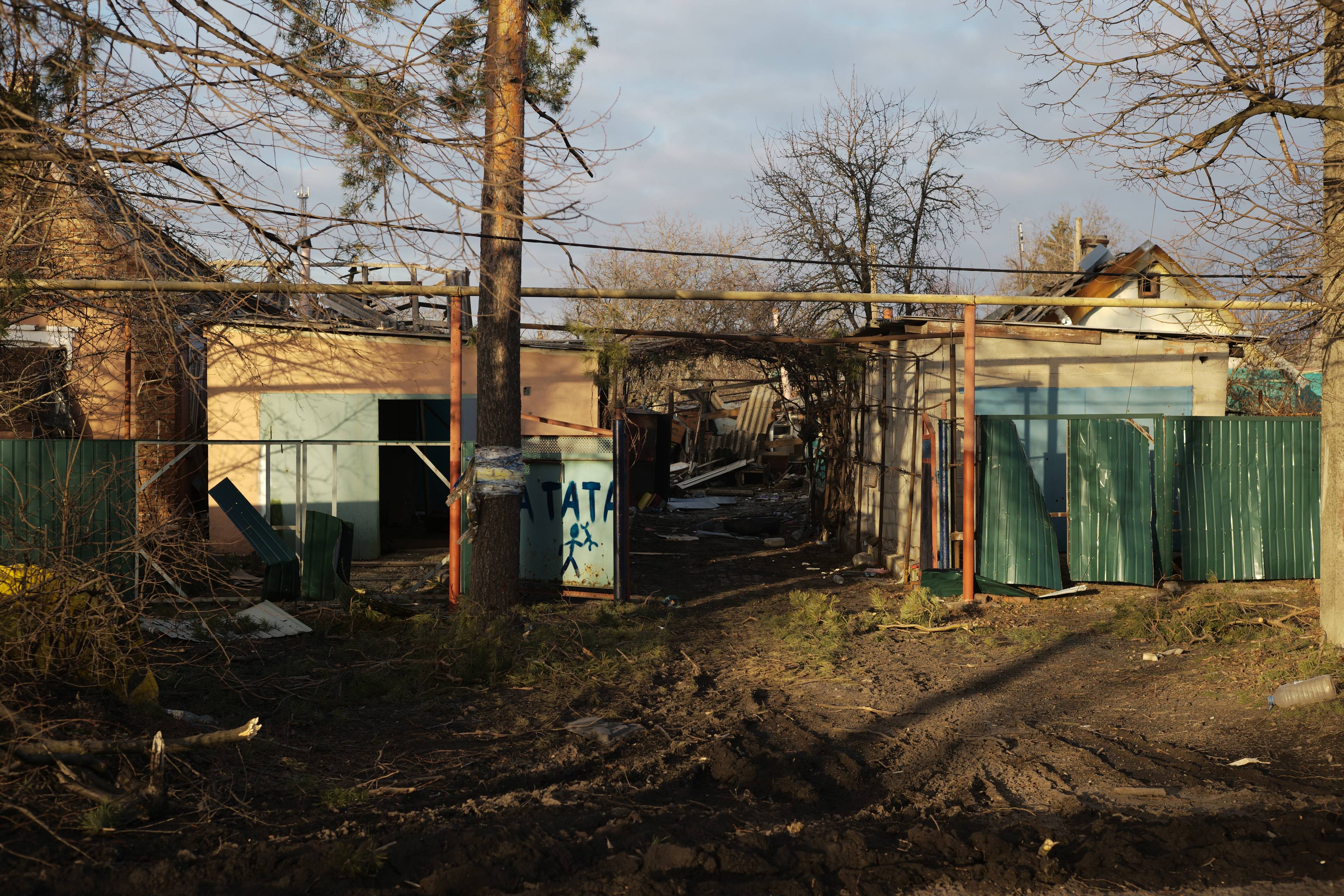 zniszczone budynki w miescie Orechetyne, około 4km od lini frontu i wjazdu do Awdiiwki, w miescie pozostała garstka starszych ludzi, którzy żyją w piwnicach