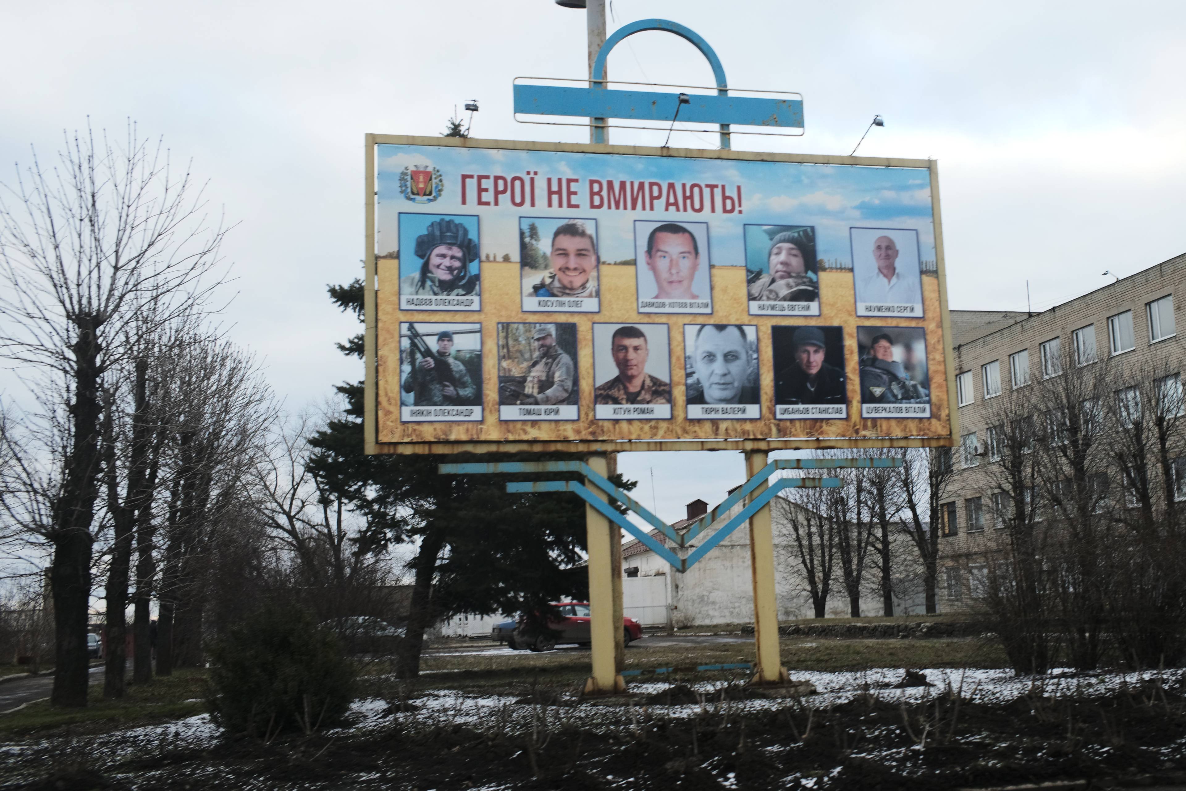 Pokrovsk duże miasto na drodze do Awdiiwki-zdjęcia poległych  żołnierzy,widnieją co kilkadziesiąt metrów na bilbordach