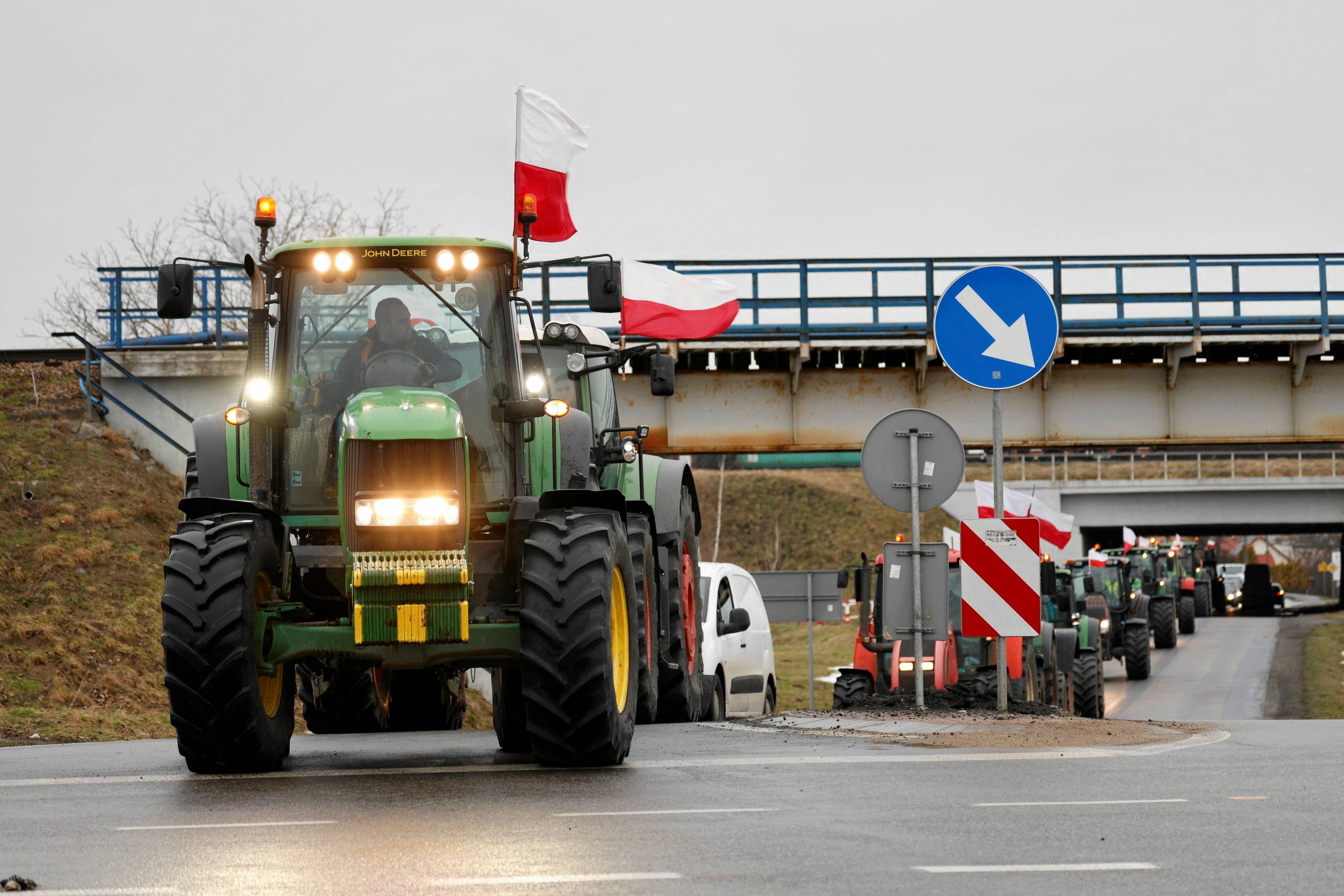 sznur ciągników blokujących polsko-ukirańską granicę w Medyce, na czele traktor z polską flagą wywieszoną przez okno