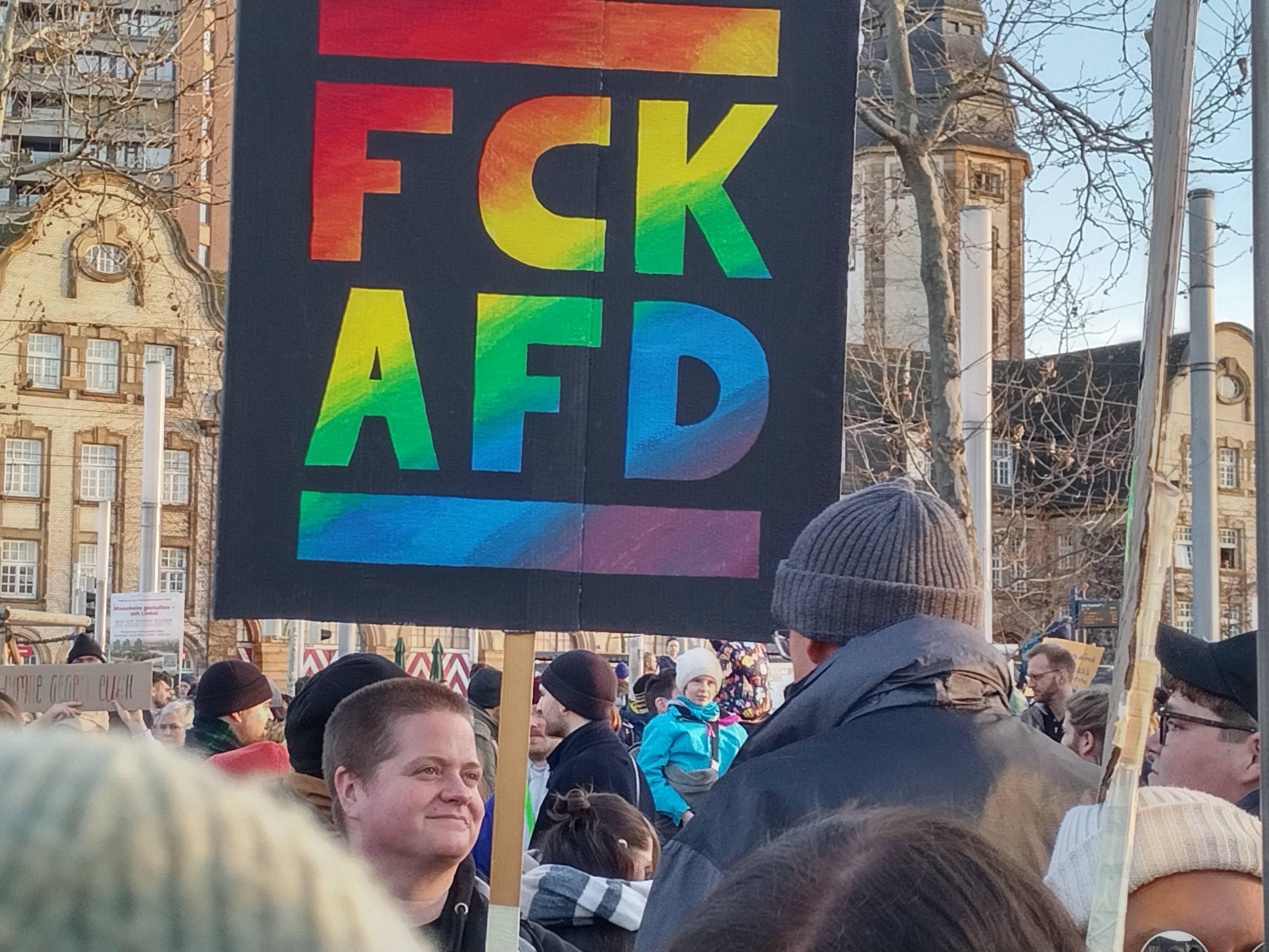 demonstranci z hasłem "FCK AFD"