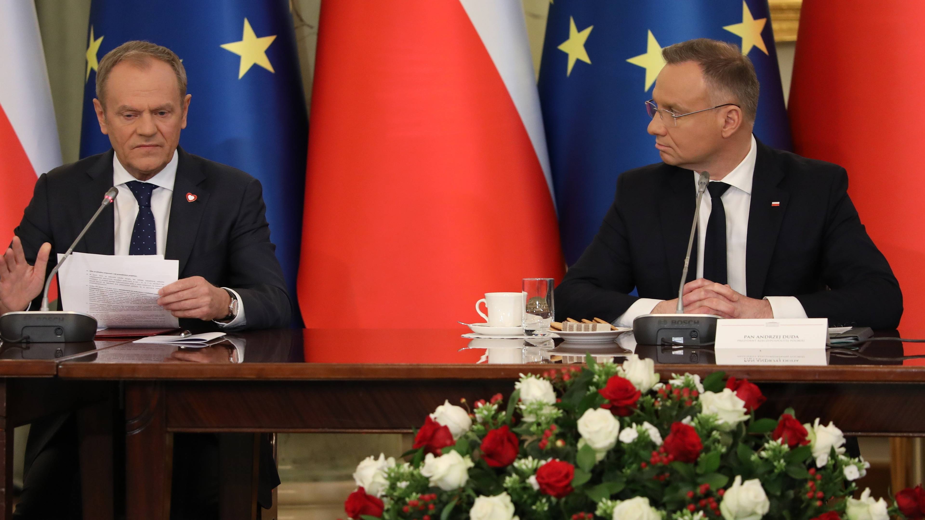 Donald Tusk przy stole z Andrzejem Dudą