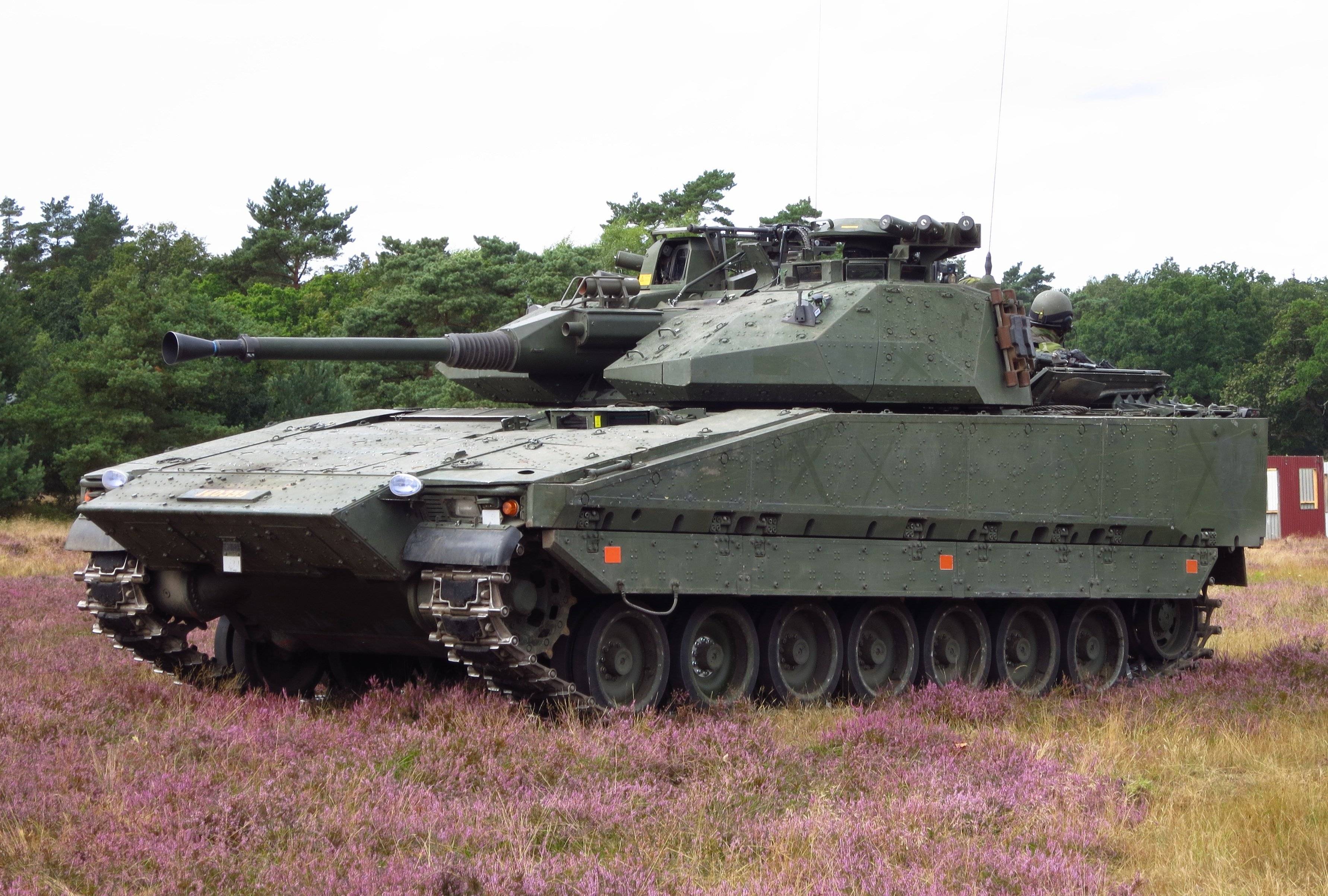 Szwedzki wóz bojowy CV-90, jeden z podstawowych pojazdów szwedzkiej armii