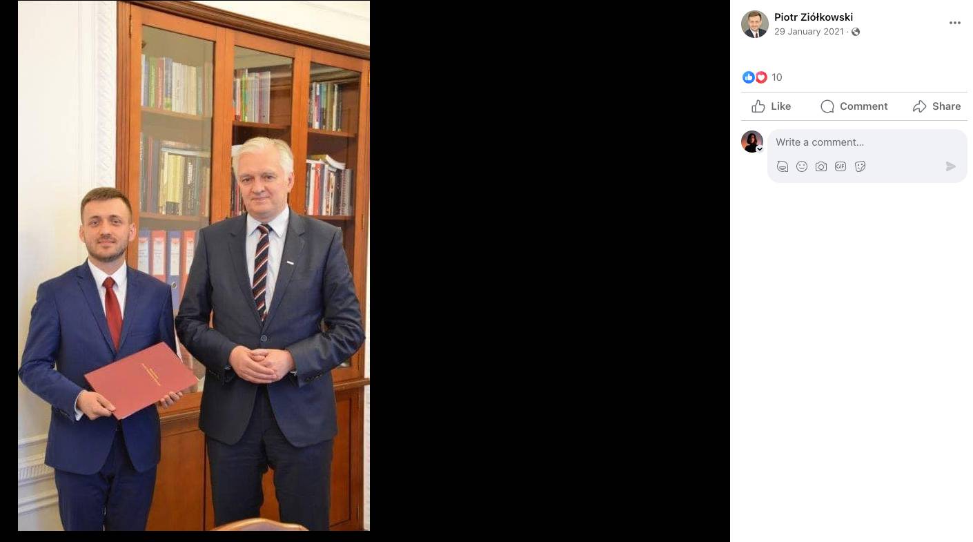 Zrzut ekranu z facebooka Piotra Ziółkowskiego, dyrektora w GUM. Na zdjęciu pozuje z Jarosławem Gowinem.